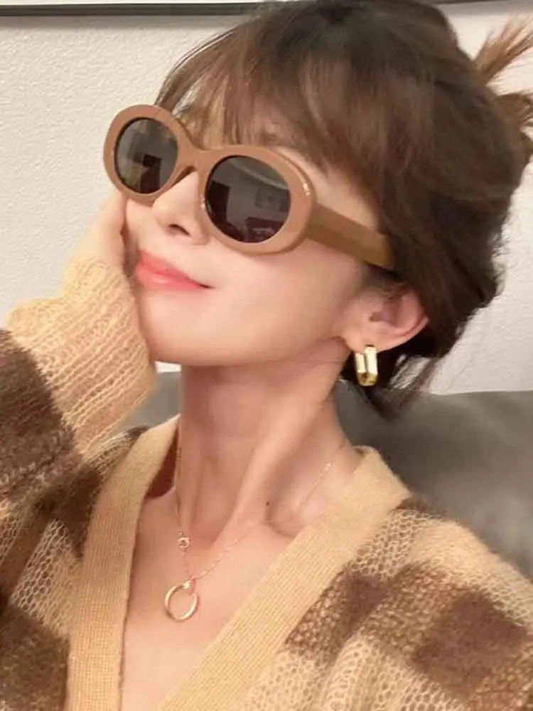 lunettes-de-soleil-retro-tendance-pour-femme-collection-automne-hiver-monture-fine-elliptique-couleur-caramel-pour-visage-carre