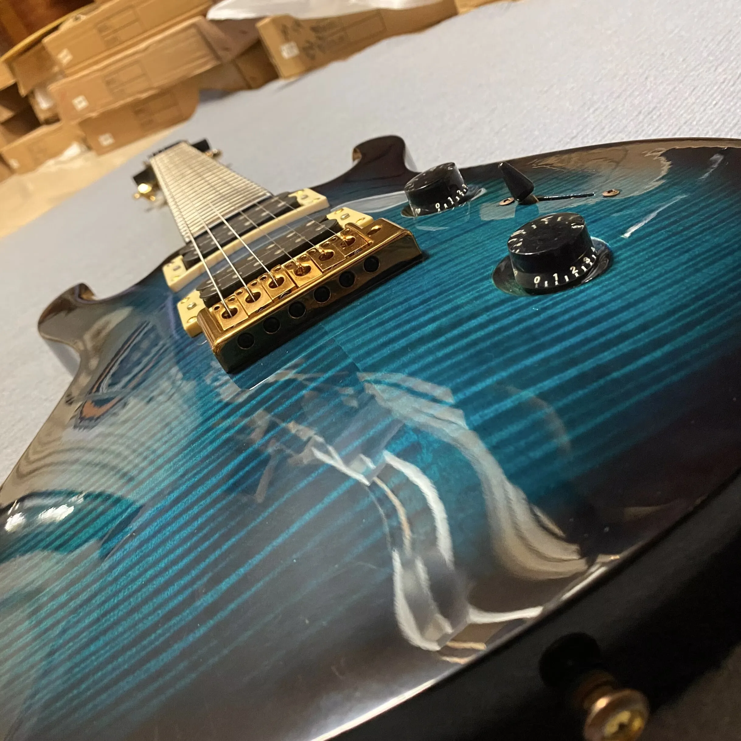 Blue and black flame-pattern electric guitar Real pictures of stock rock electric guitars. Shipped within 48 hours. No waiting.