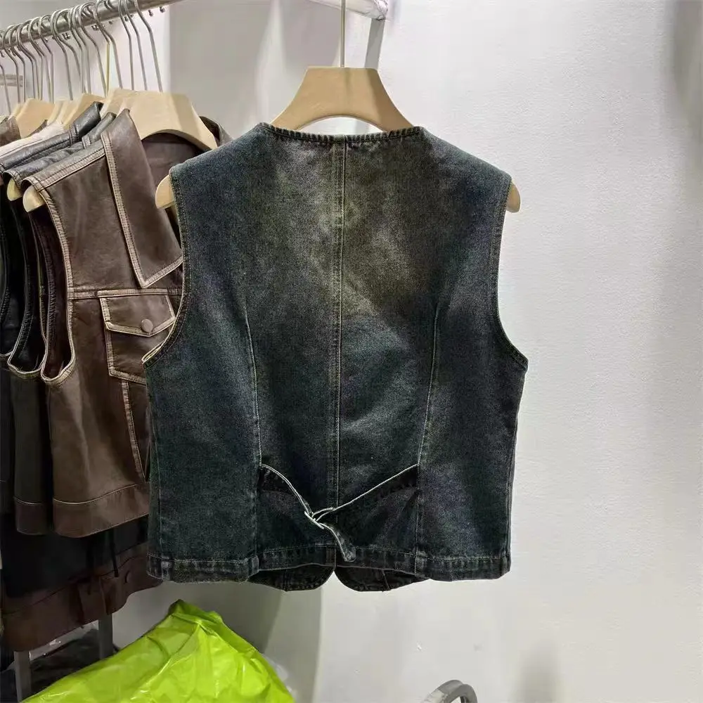 Retro sem mangas denim colete feminino 2025 primavera novo vintage com decote em v curto versátil jaqueta chique botão bolso topo na moda