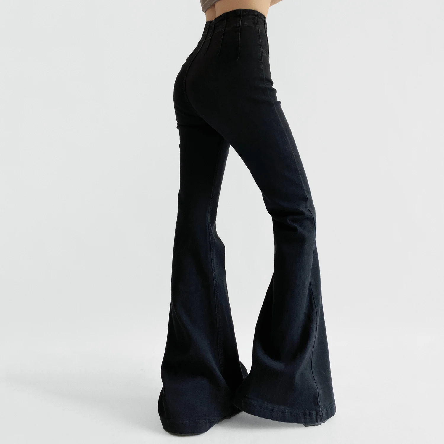 กางเกงยีนส์ทรงขาบานเอวสูง — ทรงเข้ารูปสไตล์วินเทจ ขาบานโดดเด่น (หลายสี)