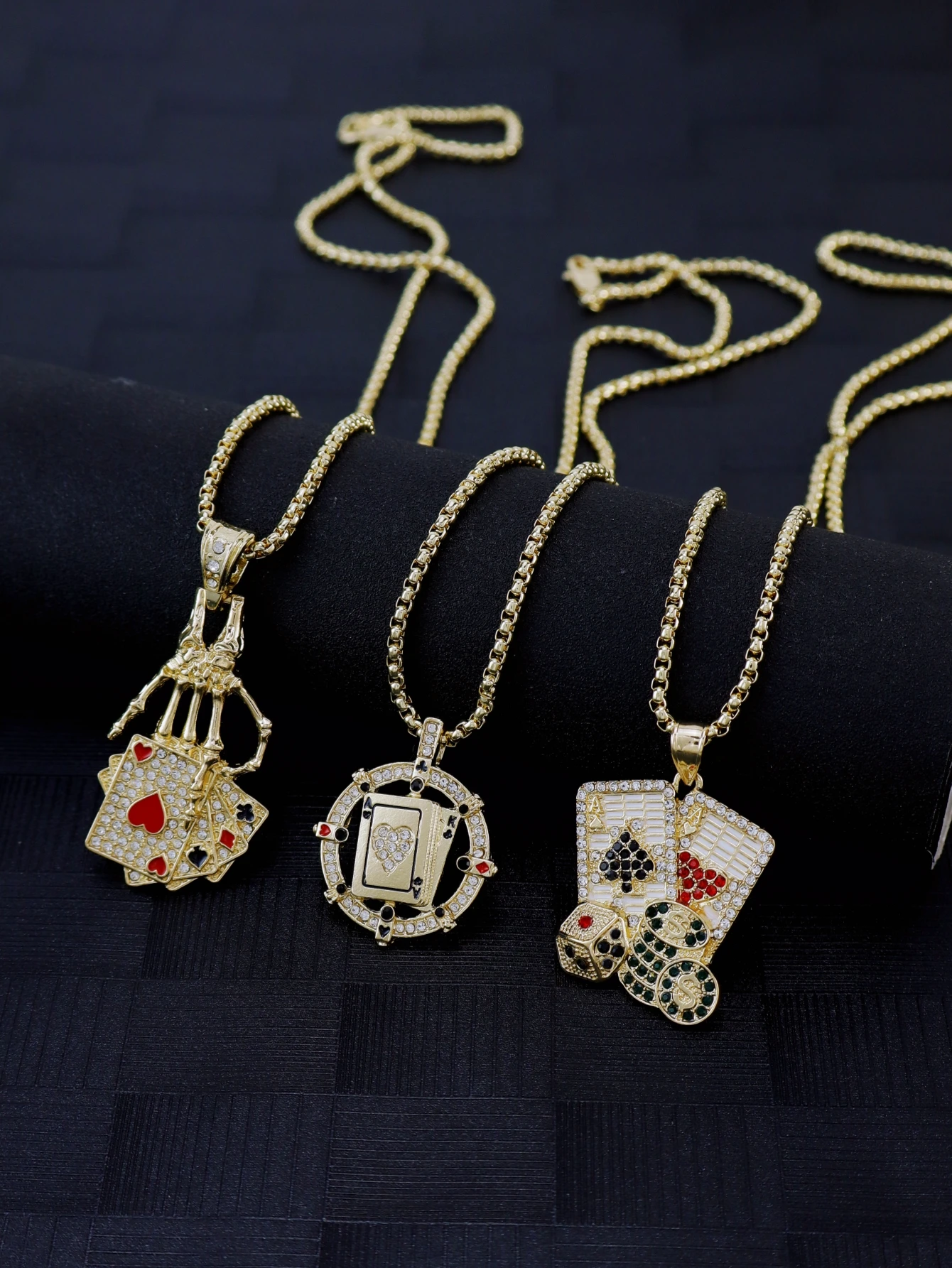 Colgante de póker de ruleta giratoria chapado en oro con accesorio de joyería de cadena cuadrada para moda y estilo