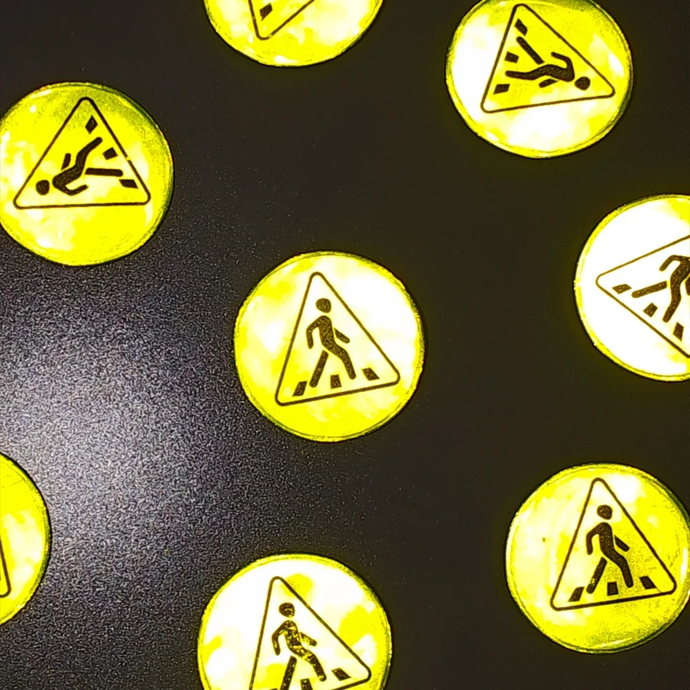 بروش دائري عاكس للضوء للرجال، قلادة حقيبة ظهر متعددة الاستخدامات للأنشطة الخارجية في الليل، هدايا صغيرة للنشاط