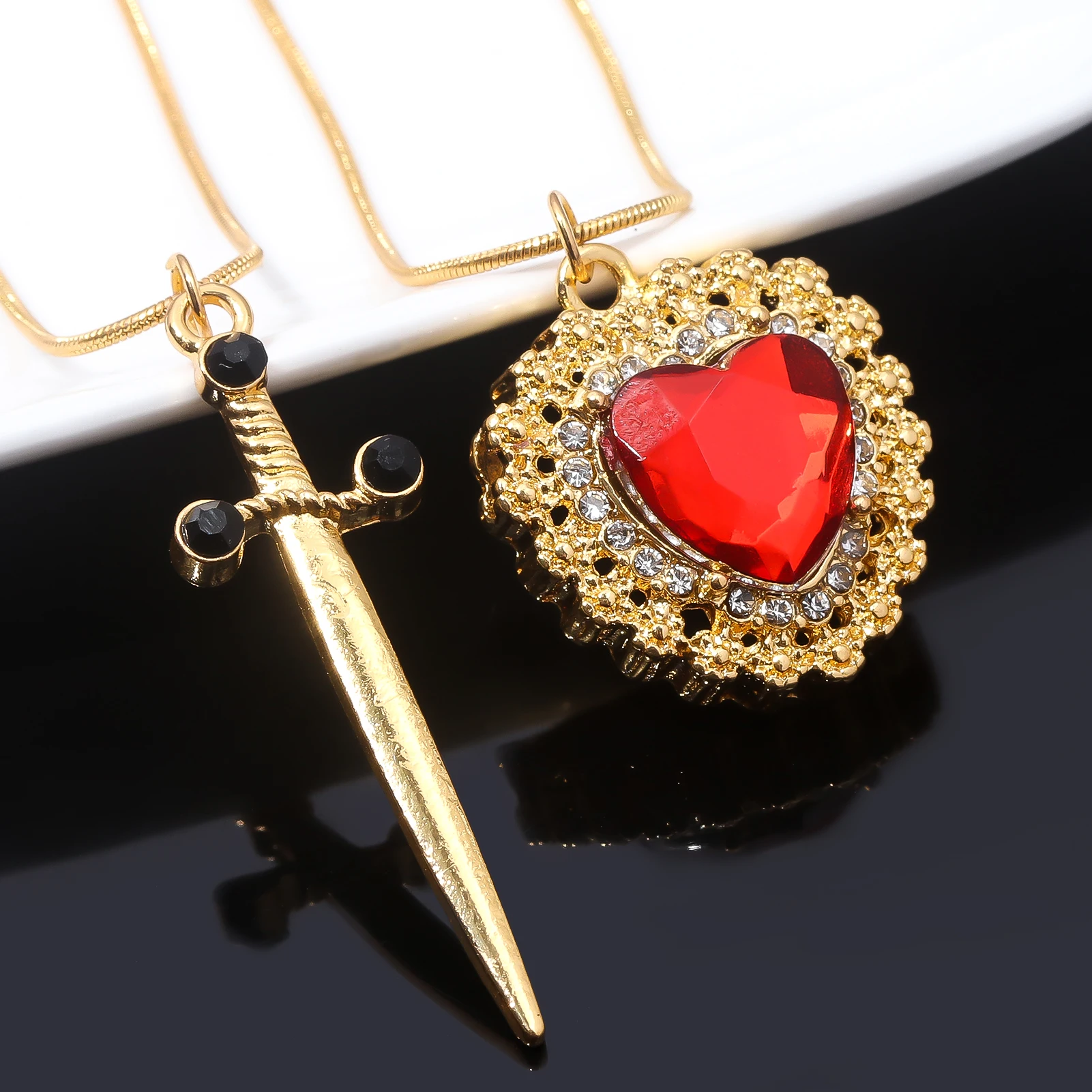 セット赤いハートと剣のカップルネックレス鎖骨チェーン剣ネックレスファッションアクセサリー女性ギフト用