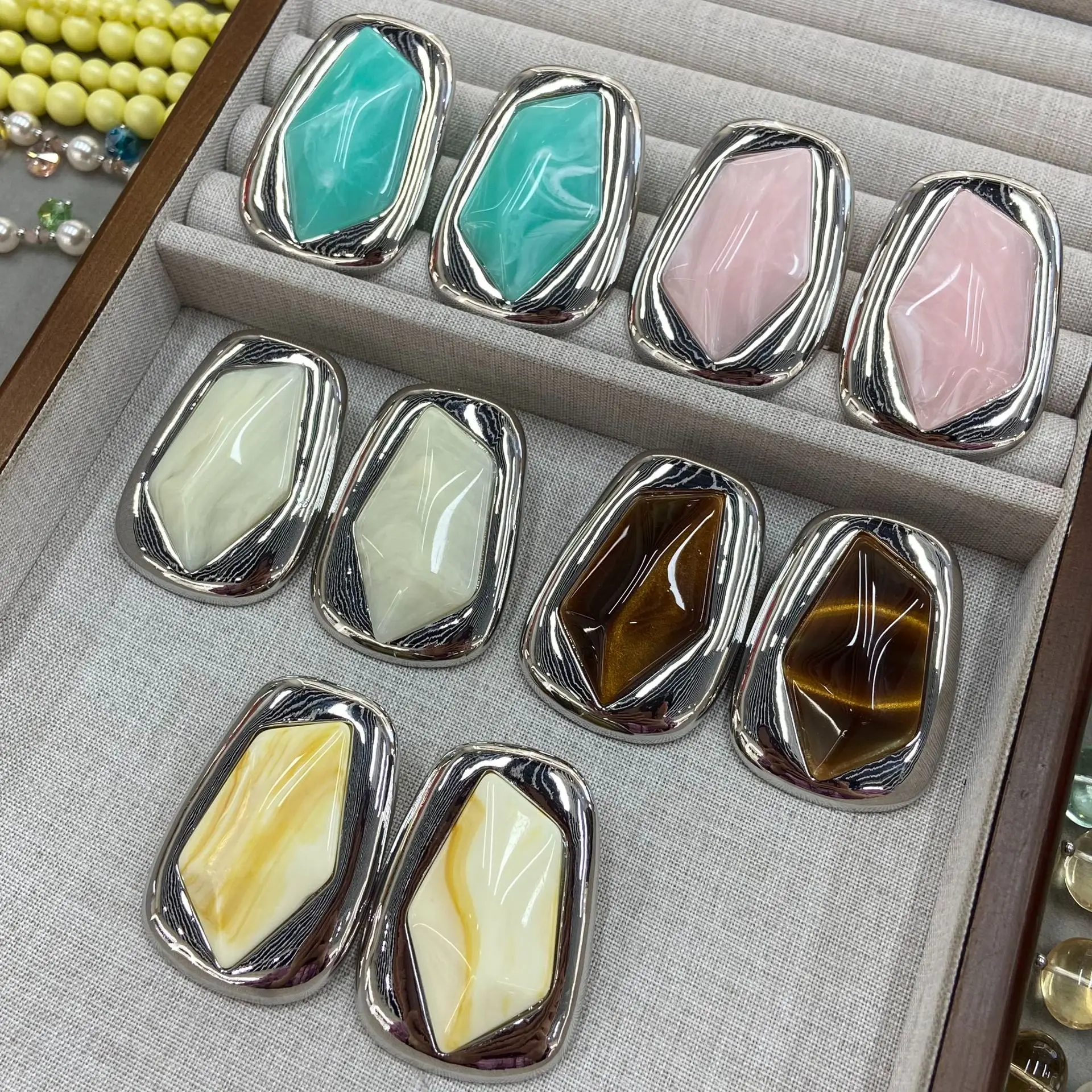 Boucles d'oreilles vintage 2026 en pierre avec motifs naturels irréguliers – Un cadeau recommandé pour les influenceurs de bijoux qui participent aux soirées