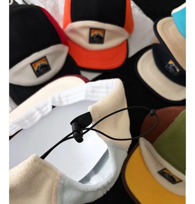 Japanische Farbblockierte Lammwoll-Baseballkappe mit Stickerei für Damen, Herbst- und Winter-Outdoor-Warmkappe mit flachem Schirm, Campingmütze für Herren – Detail 8