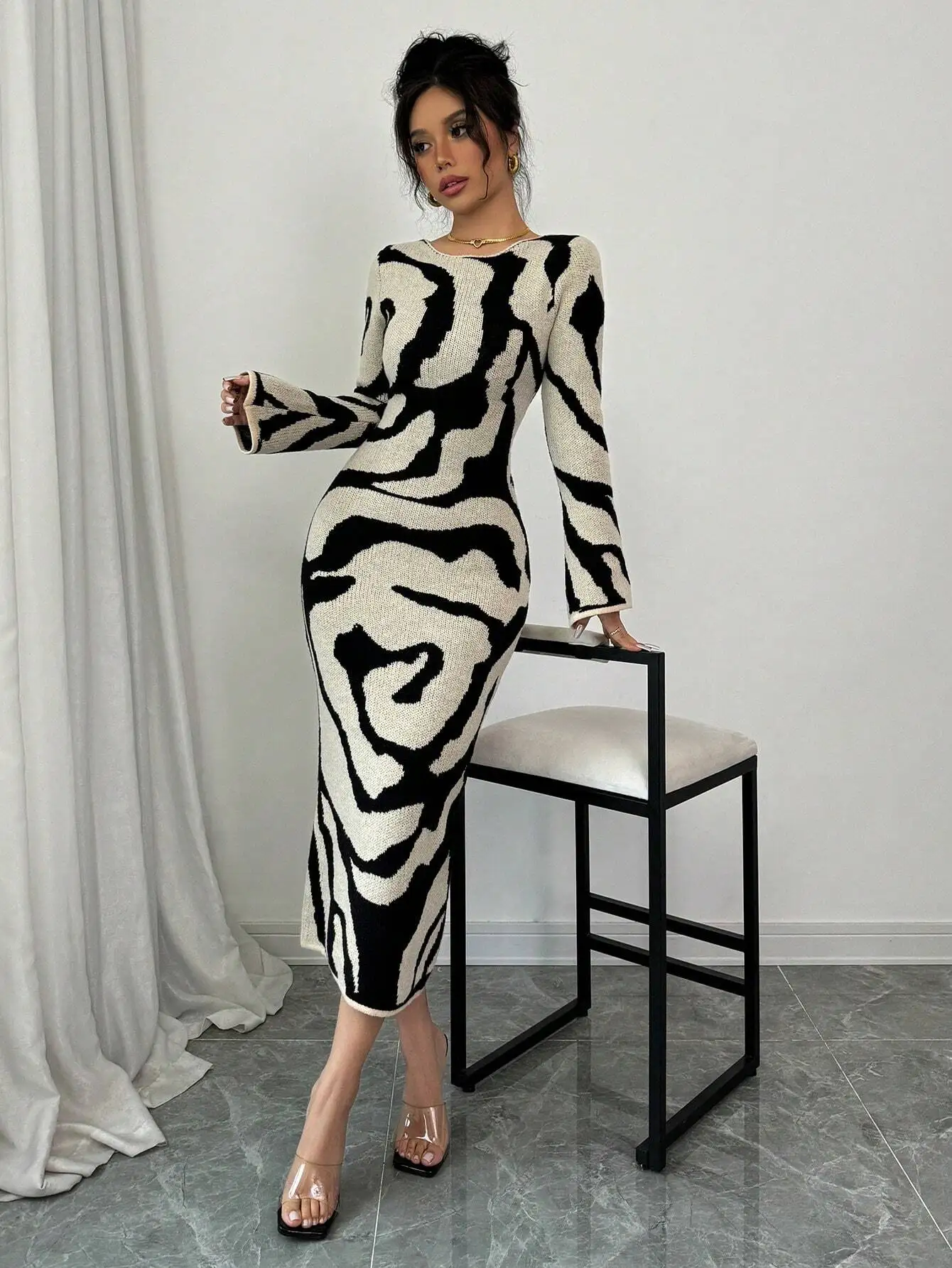 

Женское трикотажное платье миди с абстрактным принтом зебры и расклешенными рукавами