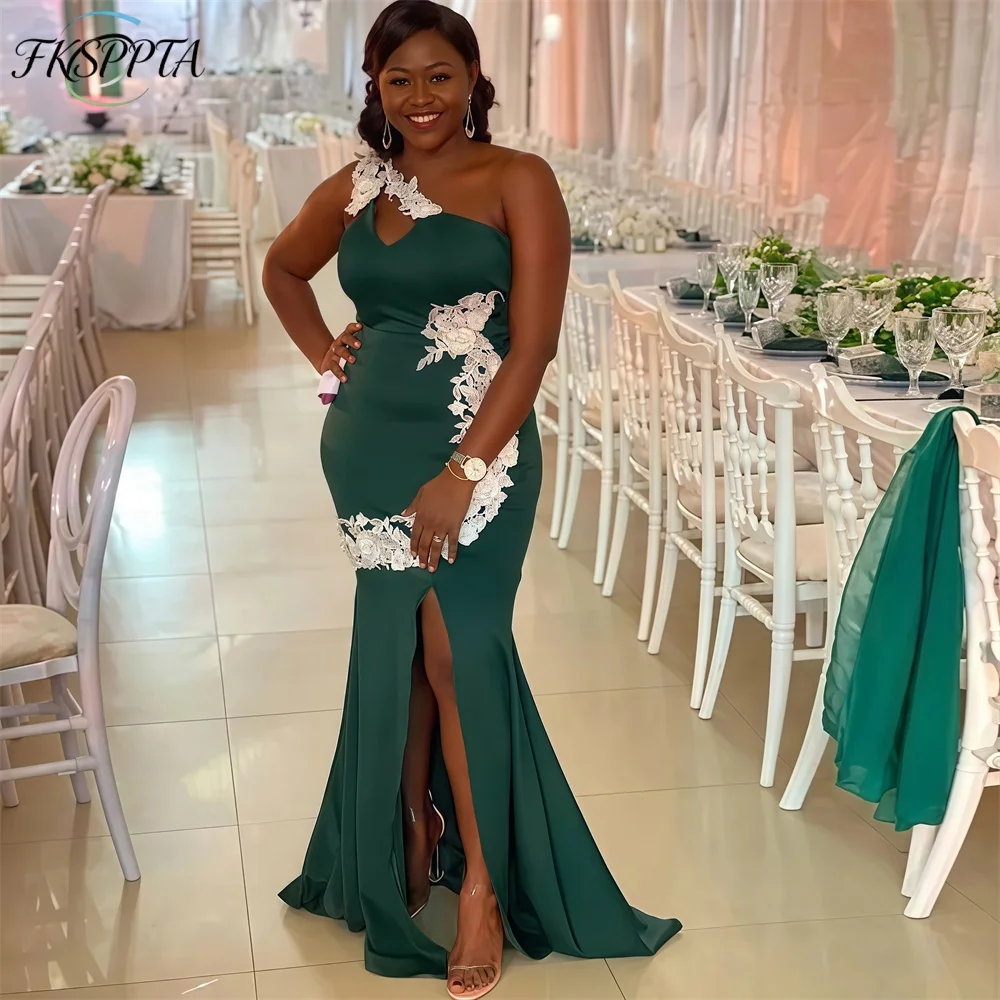 Green One Shoulder Mermaid Bridesmaid Dresses White Lace Appliques Side Split Corset Back Long Maids Of Honor Gowns For Wedding