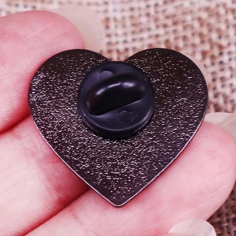 Undertale دلتا رون رمز المينا دبوس لعبة فيديو القلب شارة بروش ظهره الديكور المجوهرات