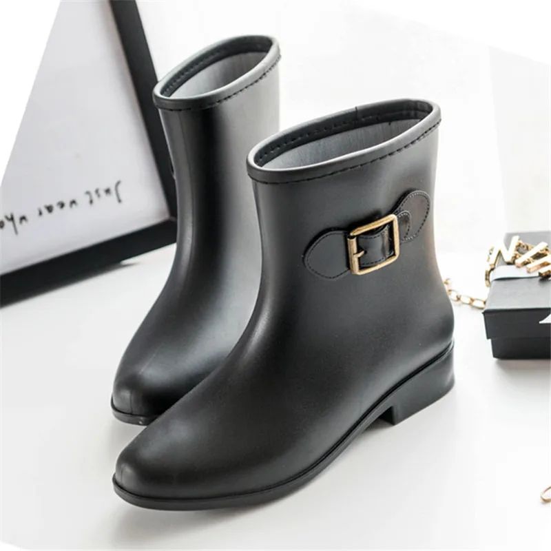 Wellies للنساء أحذية المطر البلاستيكية موضة حزام مشبك الكعب المنخفض الانزلاق على Gumboots لينة الجرموق مقاوم للماء عدم الانزلاق الأحذية البلاستيكية