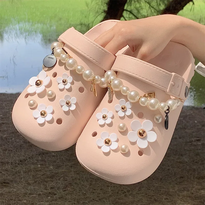 

Sweet Cute Girly Shoe Charms Designer Elegant Vintage Pearl Chain Sandal Jewelry All-match Flower Shoe Charms for Clogs Hot Sale