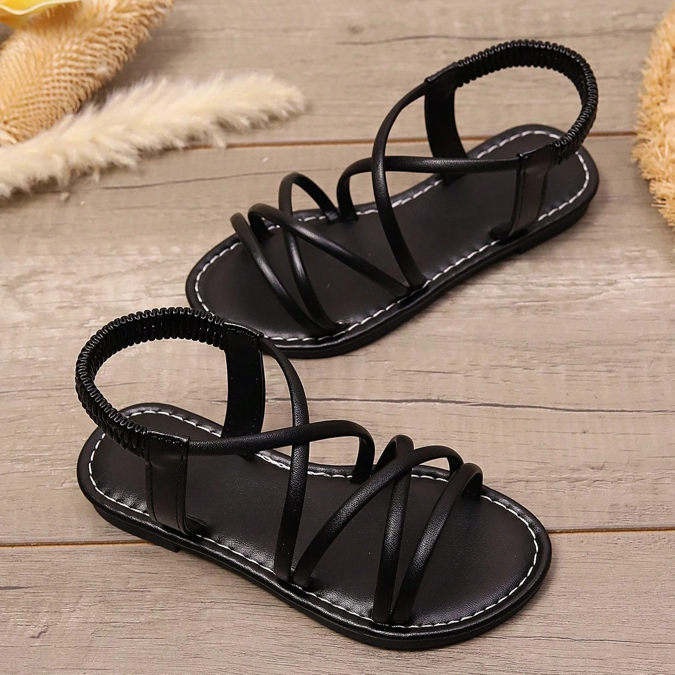Mädchen Sandalen mit Kreuzriemen aus Leder 2026 Neue Sommer Kinder Barfuß Strandsandalen Rutschfest Einfach Klassisch für Party und Hochzeit – Detail 3