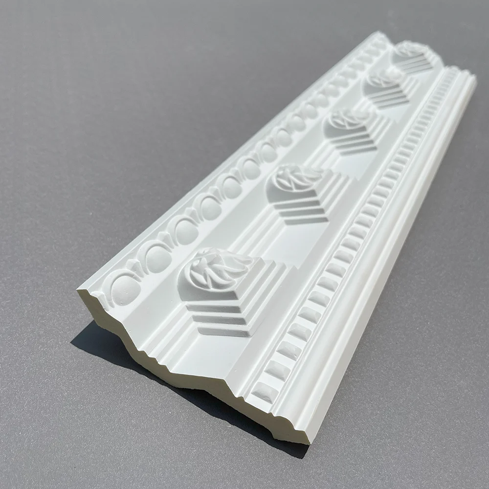 

12 штук декоративных угловых элементов для потолка, выполненных из полиуретана, имитирующих гипсовый материал.