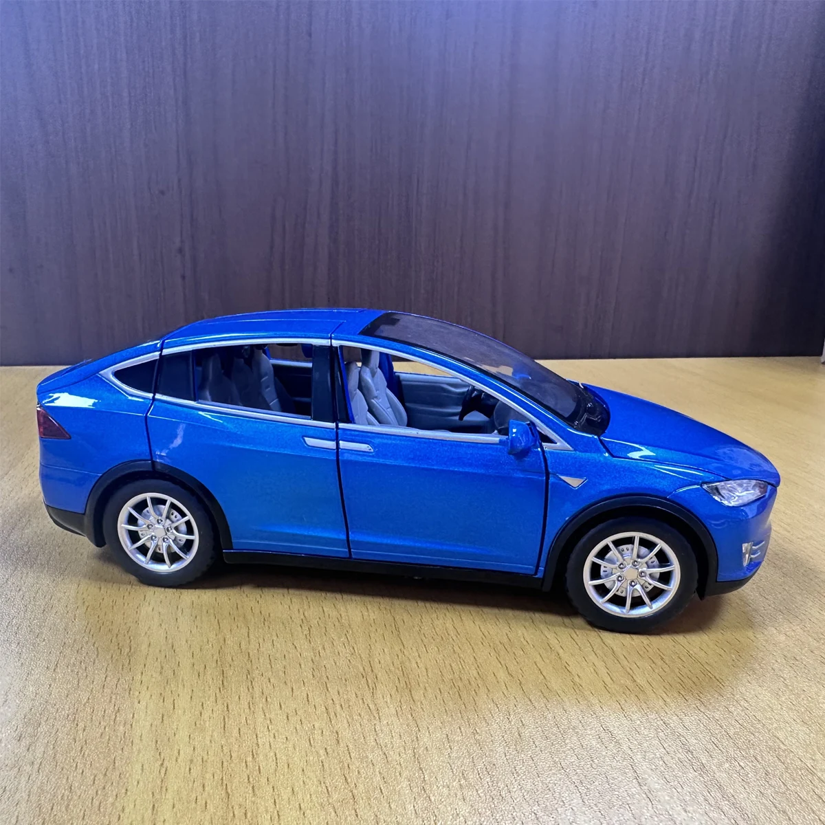 1:22 Legierungsdruckguss-SUV-Automodell-Spielzeug für Jungen, kreatives Geschenk für Autoliebhaber, Ausstellungskollektion mit Ton und Licht, zurückziehbare Aktion, Türen zu öffnen, Geschenk