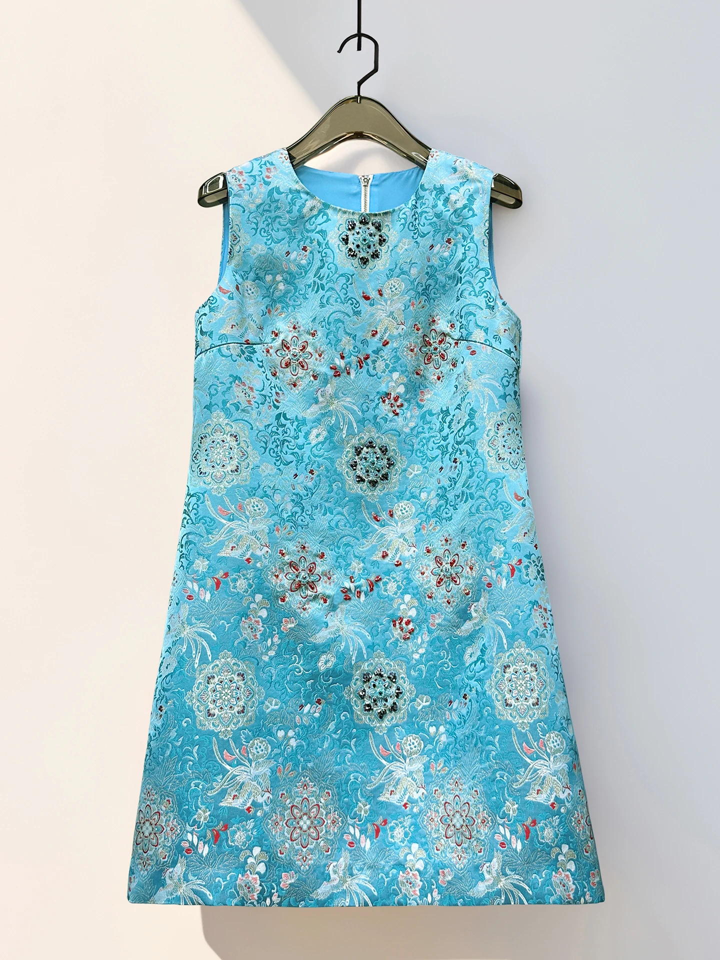 2026 Primavera francese elegante temperamento socialite girocollo senza maniche ricamo in rilievo vita alta abito corto a trapezio per le donne