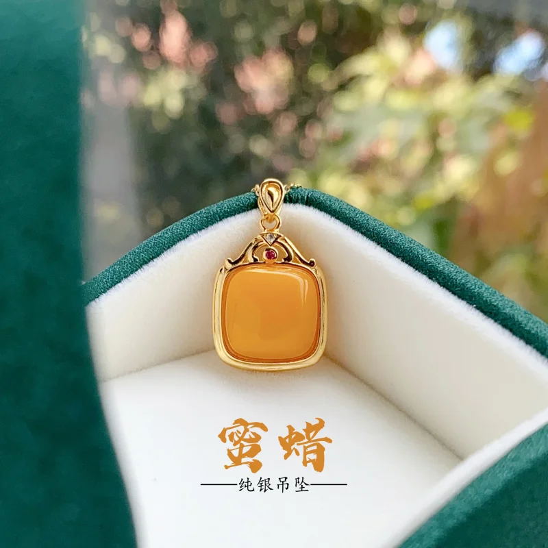 

Natural Amber Women S925 Silver Inlaid Old Wax Cube Single Pendant