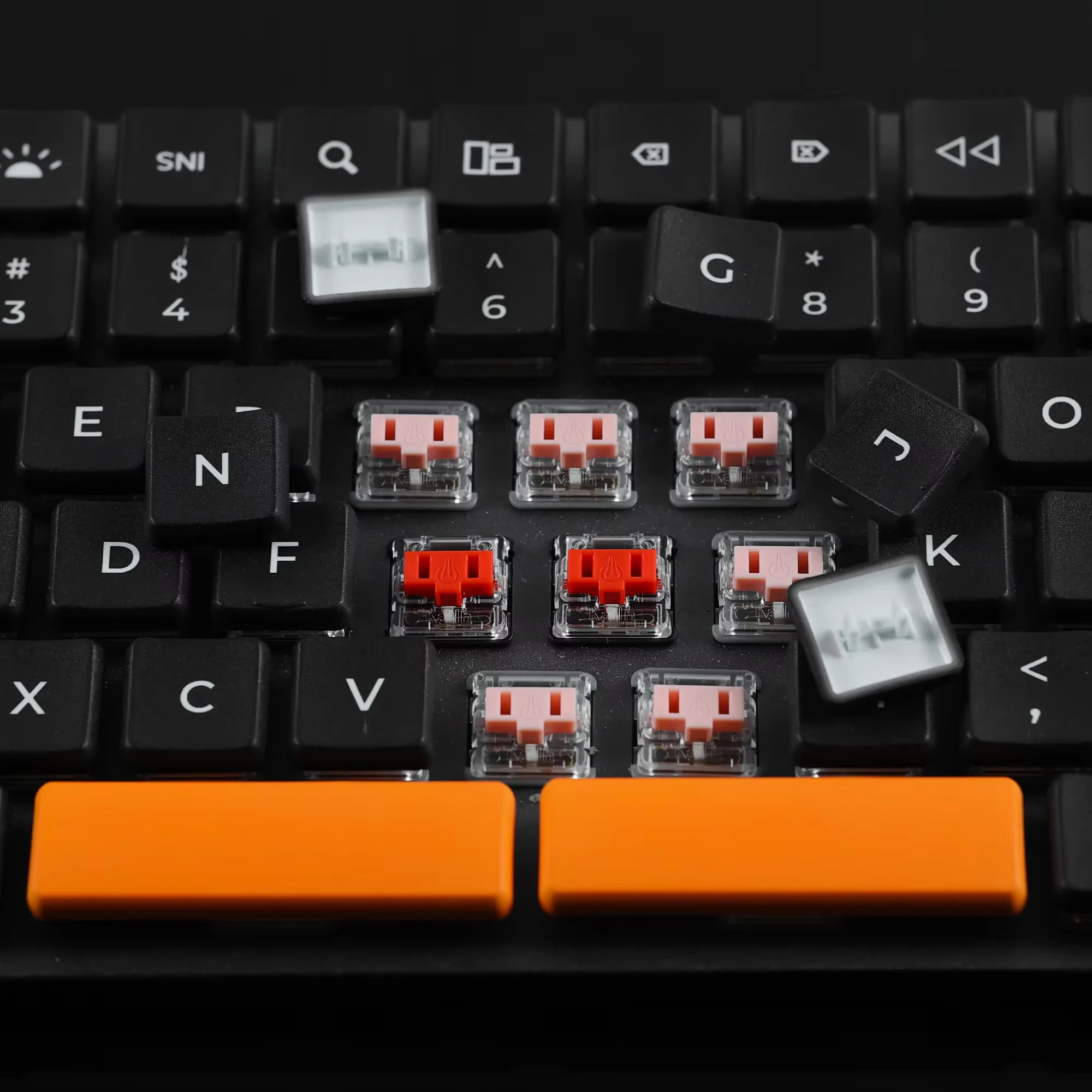 CHOSFOX CFX Niskoprofilowe Keycapy PBT do Klawiatury Mechanicznej z Przełącznikami Kailh 1350 Choc Niskoprofilowymi, Ultracienkie Czarne Pomarańczowe Keycapy — zdjęcie produktu 2