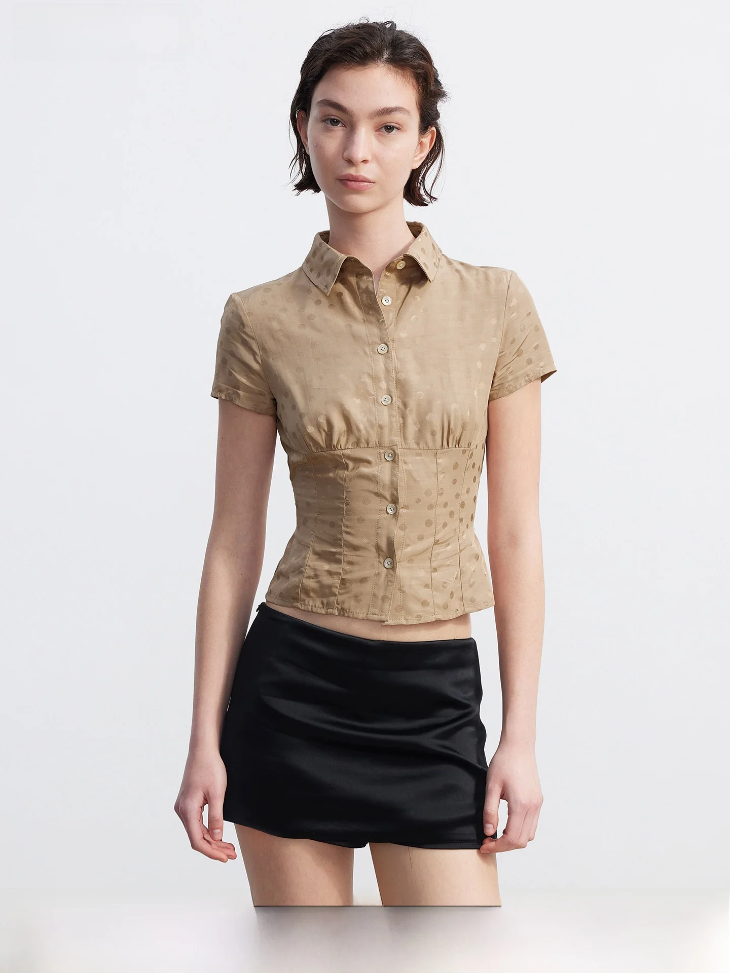 

AFTADAWN Шелковая атласная блузка в горошек с плиссировкой и утягивающей талией, приталенный топ с коротким рукавом, светло-коричневый, черный, в повседневном стиле, простой дизайн