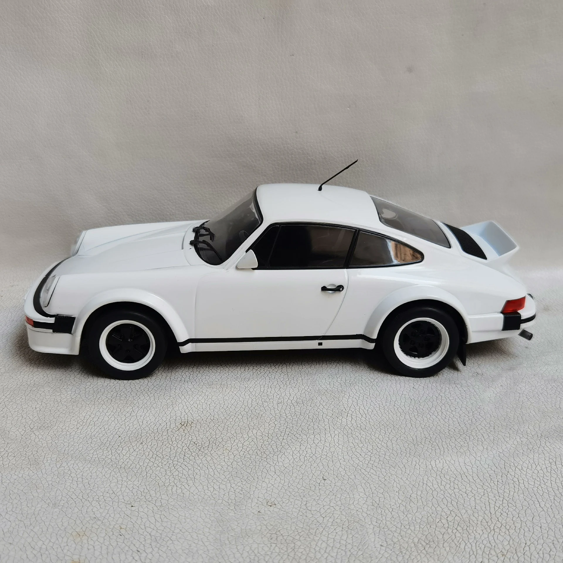Druckguss IXO, Maßstab 1:18, PORSCHE 911 SC, Legierung, Automodell, Sammlerstück, Spielzeug, Geschenk, Souvenir, Display-Ornament