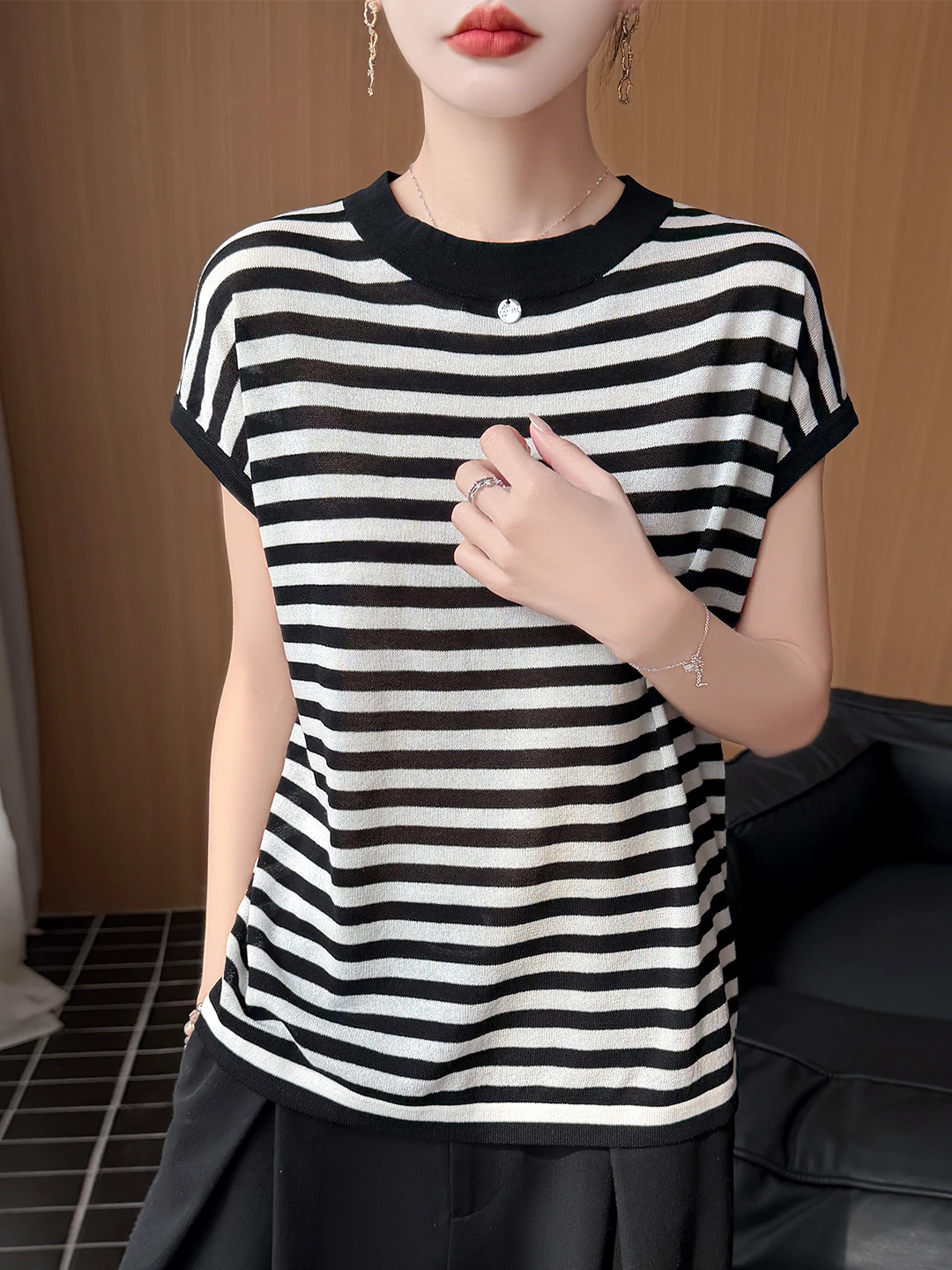 2026 New Style Women's round Neck Short Sleeve Ice Silk Knitted Top Loose Fit Casual Stripe T-Shirt Comfortable Breathable