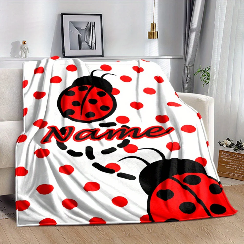 1 Stück personalisierte Marienkäfer-Flanelldecke, weicher Polyester-Überwurf mit individuellem Namen, ganzjährige gemütliche Decke für Couch, Bett, Camping