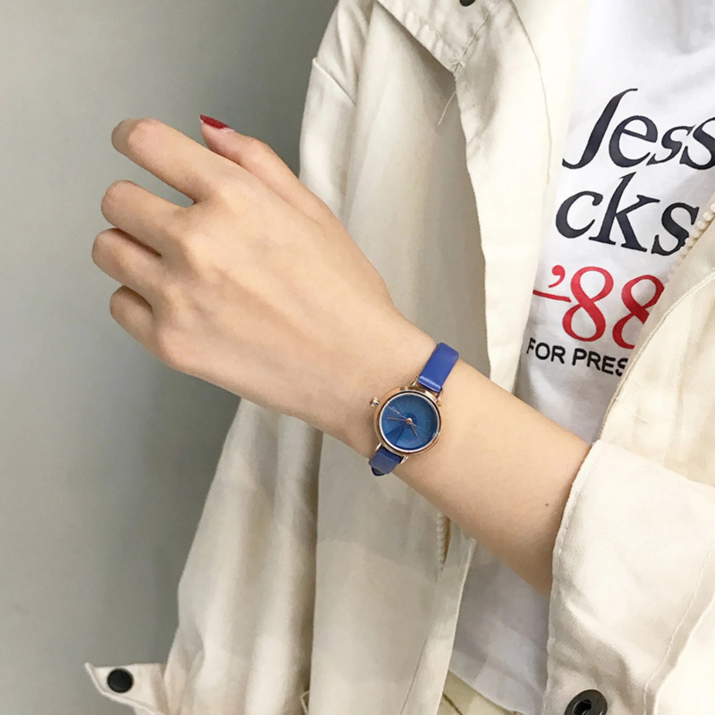 Neue Mode Studenten Uhren für Frauen Einfache Kleine Retro Leder Kleine Runde Zifferblatt Hohe Qualität Quarz Armbanduhren Einfarbig
