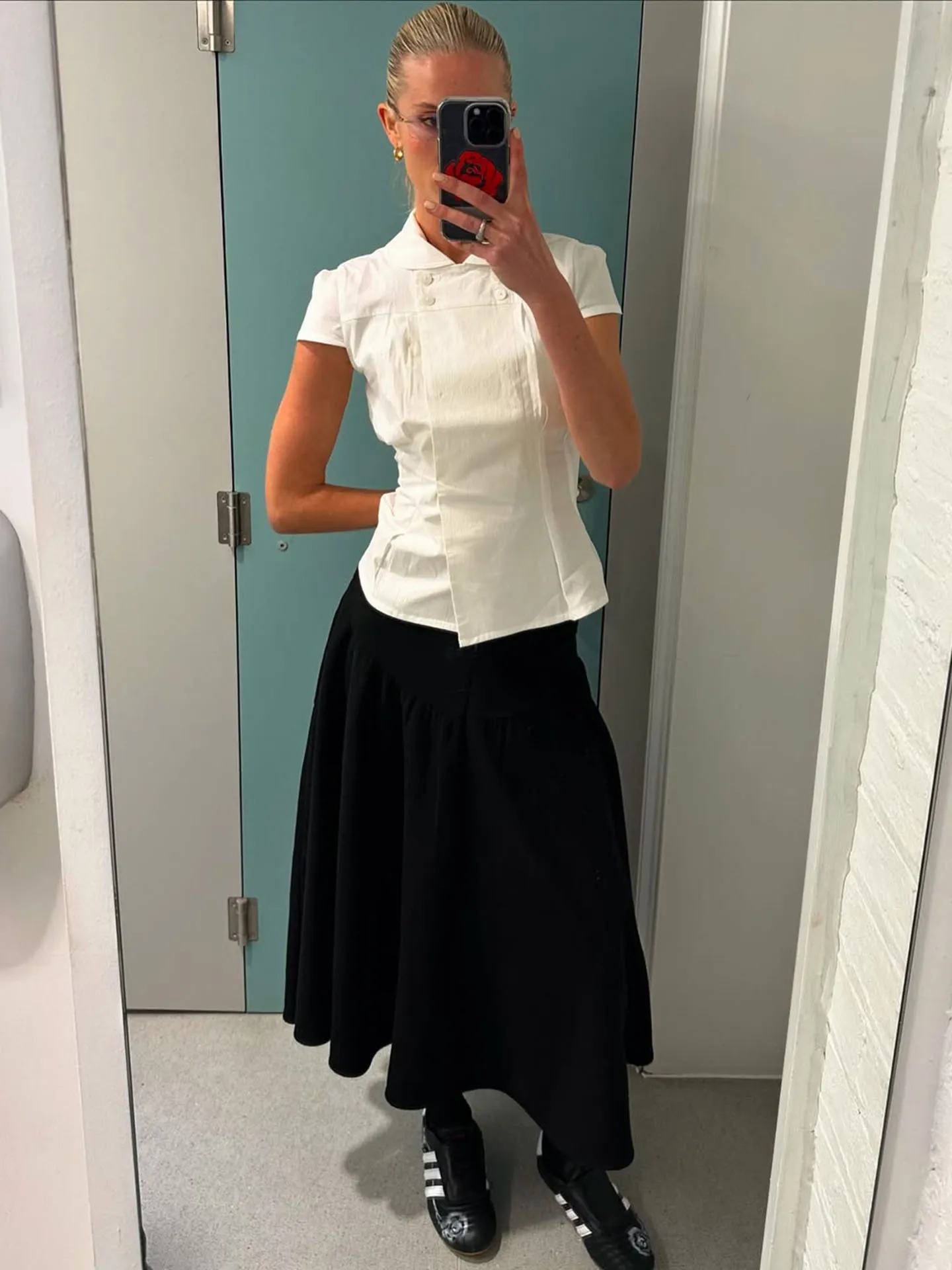 Peachy Den Black Waist-Cinching Pleated Half-length Skirt with Wide V-shaped Waistband And Flared Umbrella Skirt Style