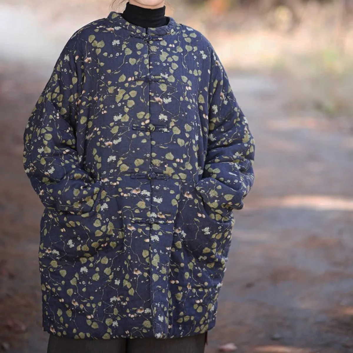 سترة نسائية فضفاضة من القطن الخالص للخريف والشتاء بأزرار سفلية بطباعة صينية عتيقة معطف متوسط الطول مبطن رفيع مع جيوب