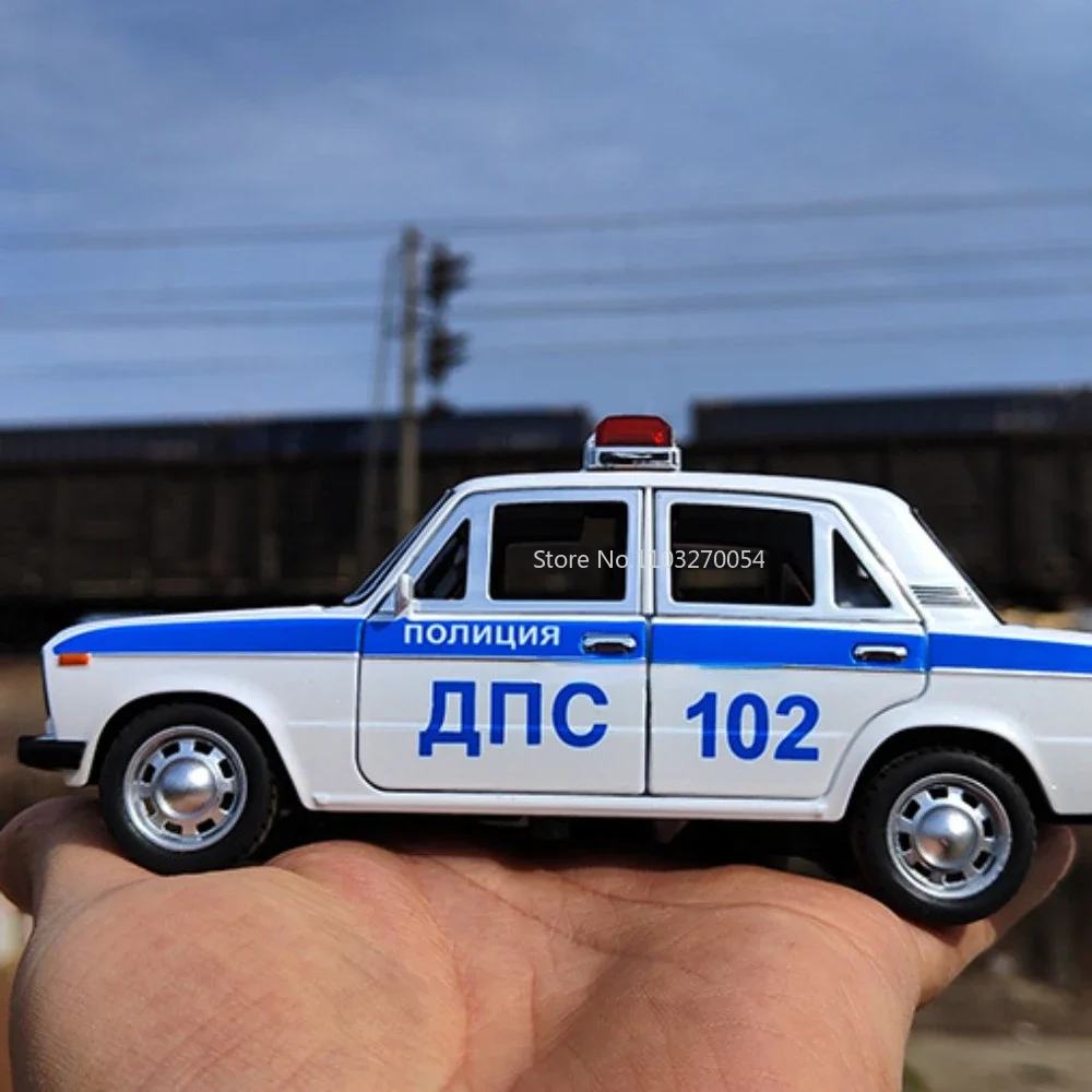 1:24 Skala Lada Alloy Miniaturowy model samochodu Metalowe odlewane zabawki Pojazdy policyjne Dźwięk Światło Odciągnij dla dzieci Prezenty urodzinowe