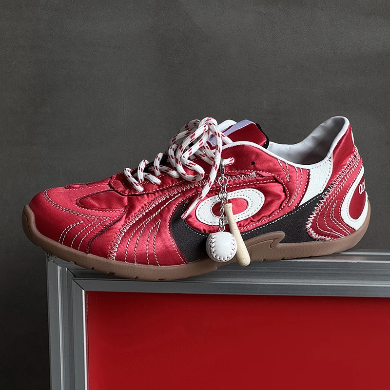 

Modern Classic: Men's Lightweight Walking Sneakers with Enhanced Flexibility