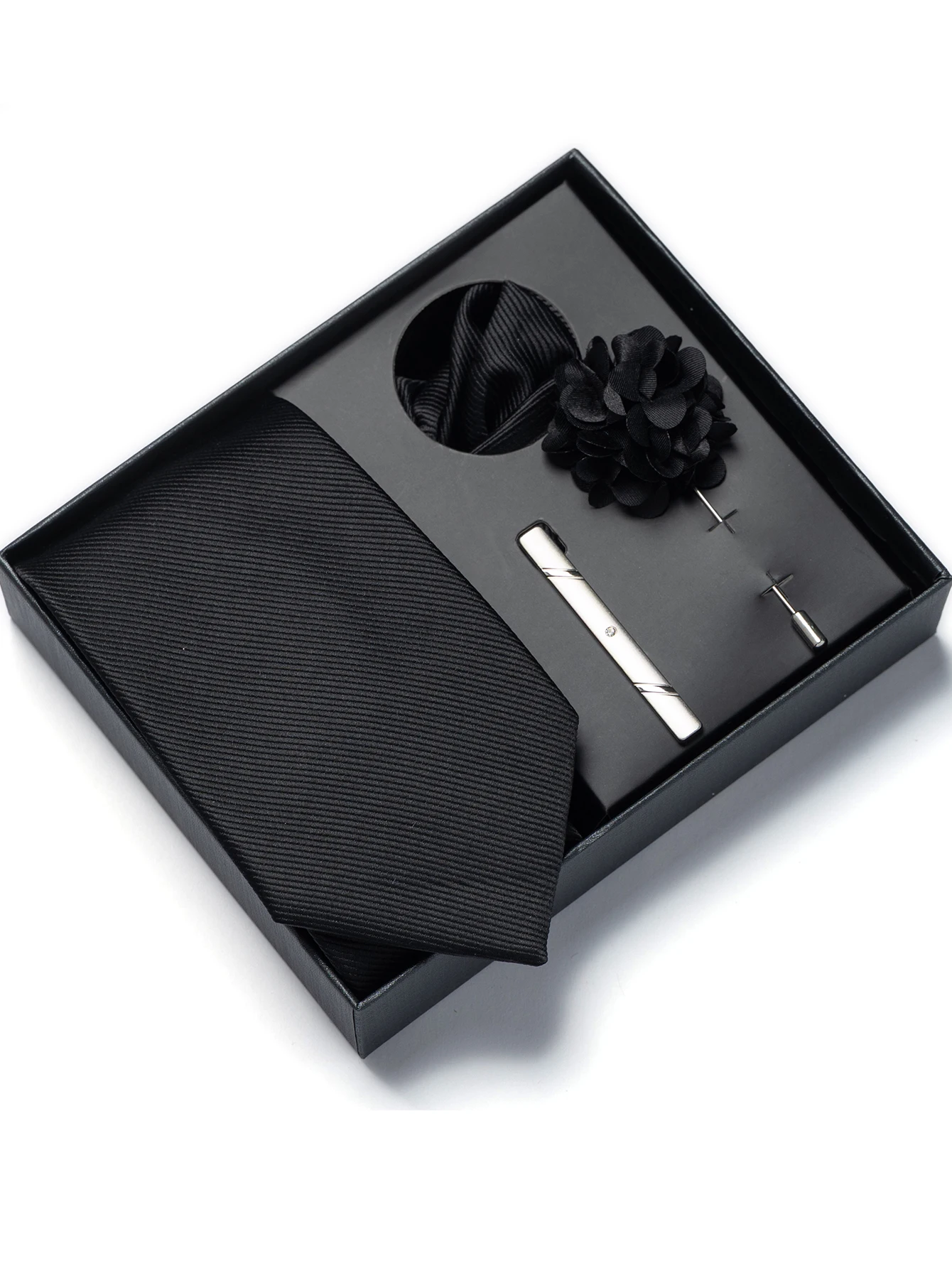 Dieses 4-teilige Herren-Krawattengeschenkset in einfarbiger Ausführung enthält eine Brosche, ein Korsagenblumen-Set und ein Taschentuch. Es ist ein perfektes Geschenk zum Valentinstag. – Detail 2