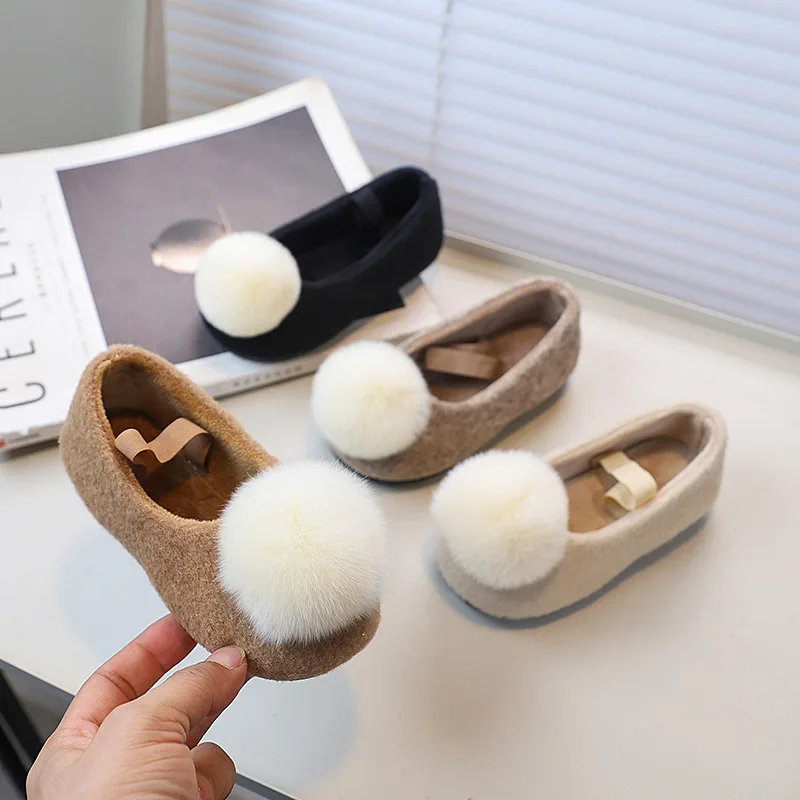 

Лидер продаж зимы 2026, теплая повседневная обувь на плоской подошве для девочек, модная детская хлопковая обувь с меховым шариком волос, нескользящие уличные детские мокасины принцессы