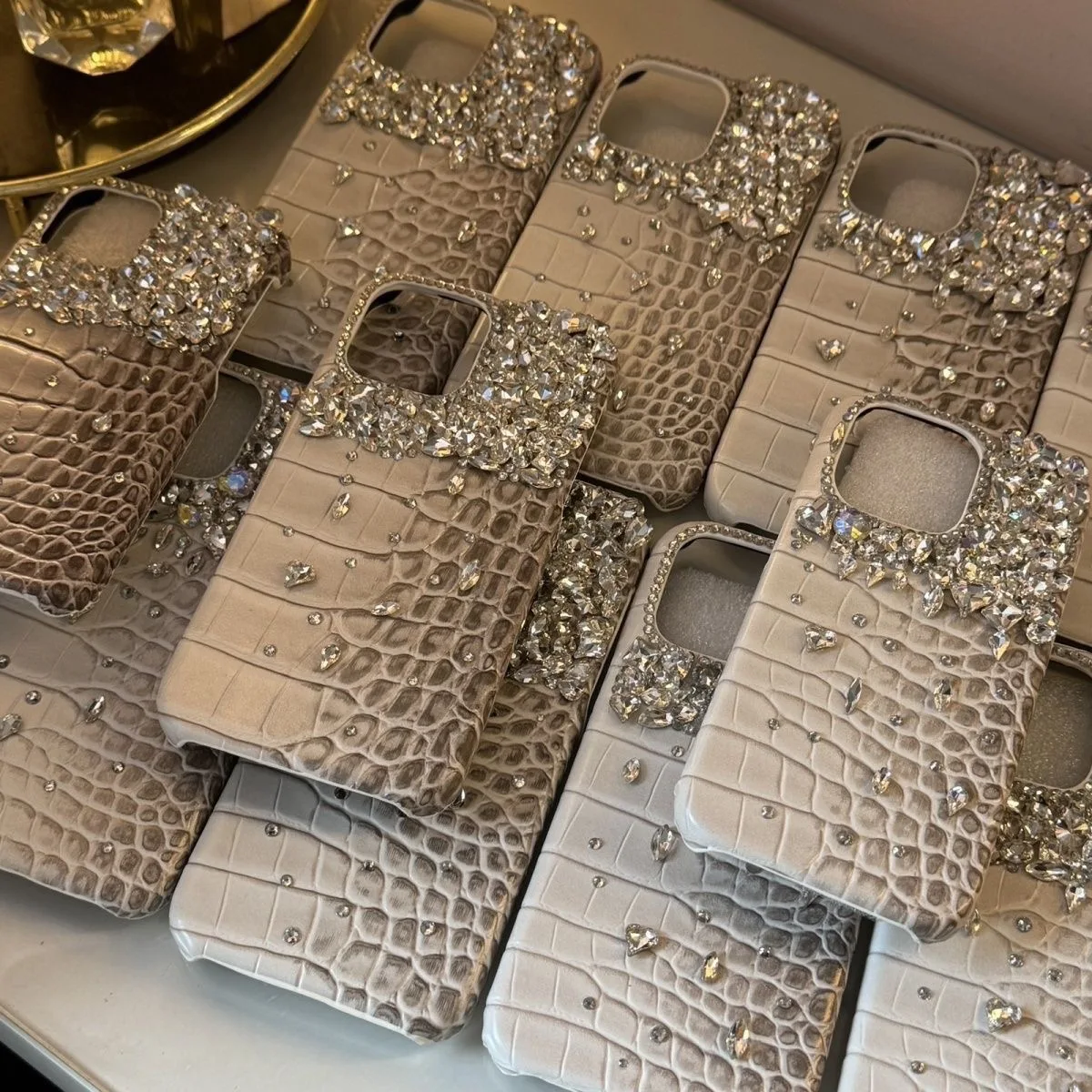 Crocodile leather diamond mobile phone case, suitable for iPhone, half-pack Himalayan crocodile leather.Contact customer service