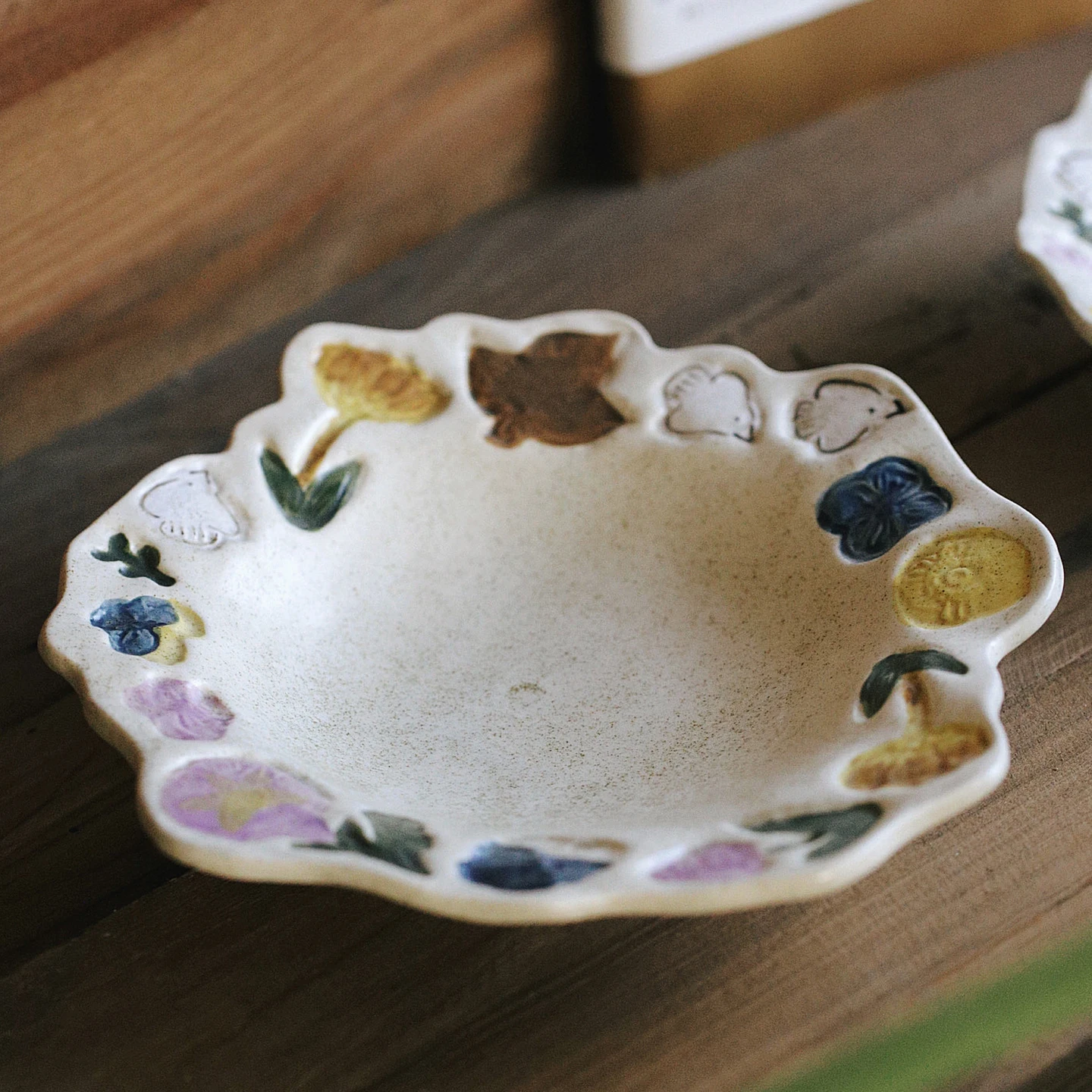 

Тарелка для салата ручной работы неправильной формы, винтажная, с цветочным узором, для супа, овощей, пасты, десертов, фруктов, холодных закусок