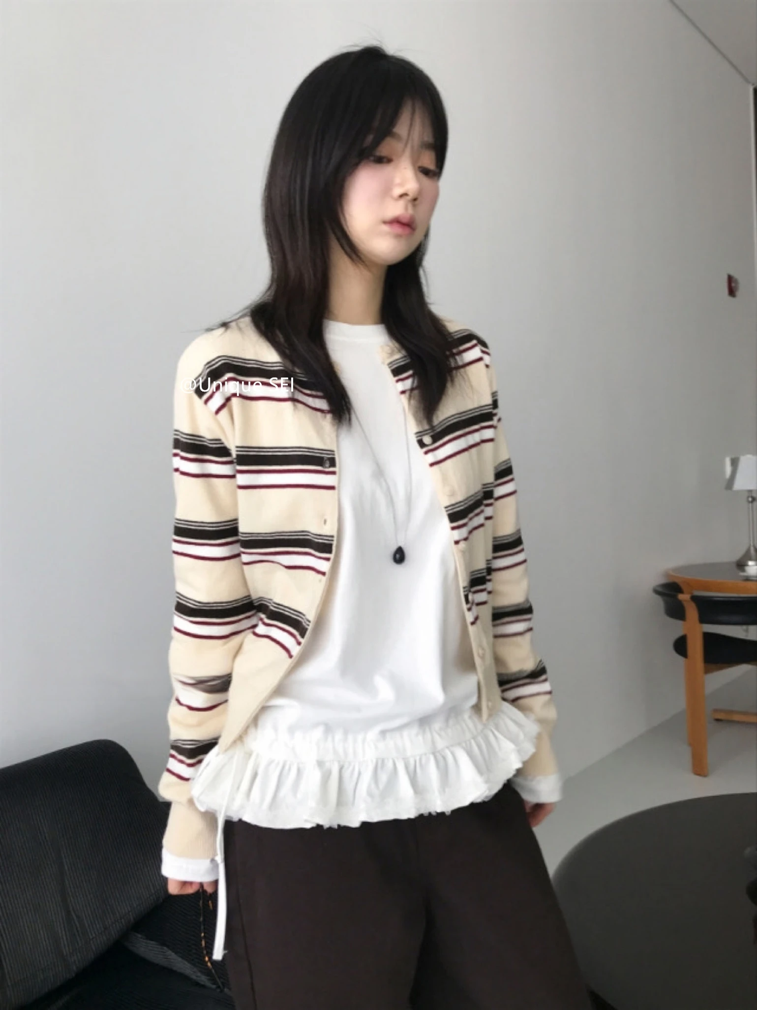 Długi T-shirt z koronkowym wykończeniem, swobodny, uniwersalny, bazowy top dla kobiet, okrągły dekolt, wkładany przez głowę, regularny krój, na lato.