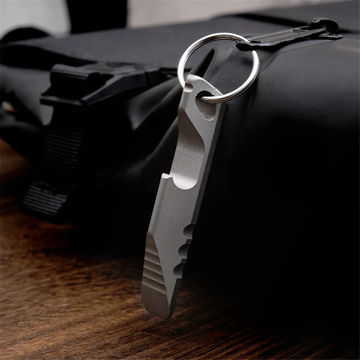 

AT59 Многофункциональный небольшой лом из титанового сплава, открывалка для бутылок на открытом воздухе, которую можно носить открыть słoik, портативный кулон