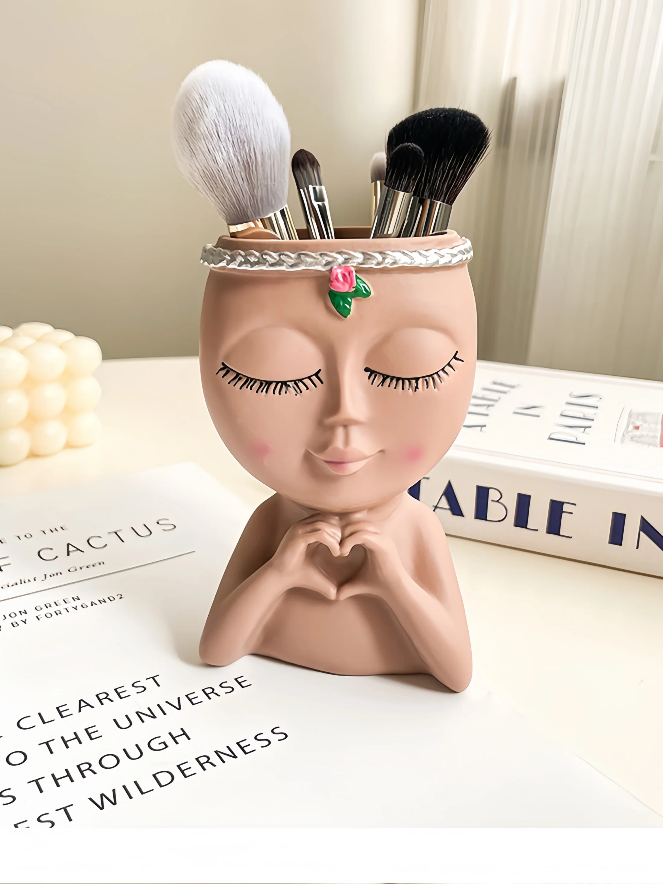 Cute Little Girl Pen Holder Ornament, Makeup Brush and Lipstick Storage Container, Room Decoration, Birthday Gift, Garden Decoration