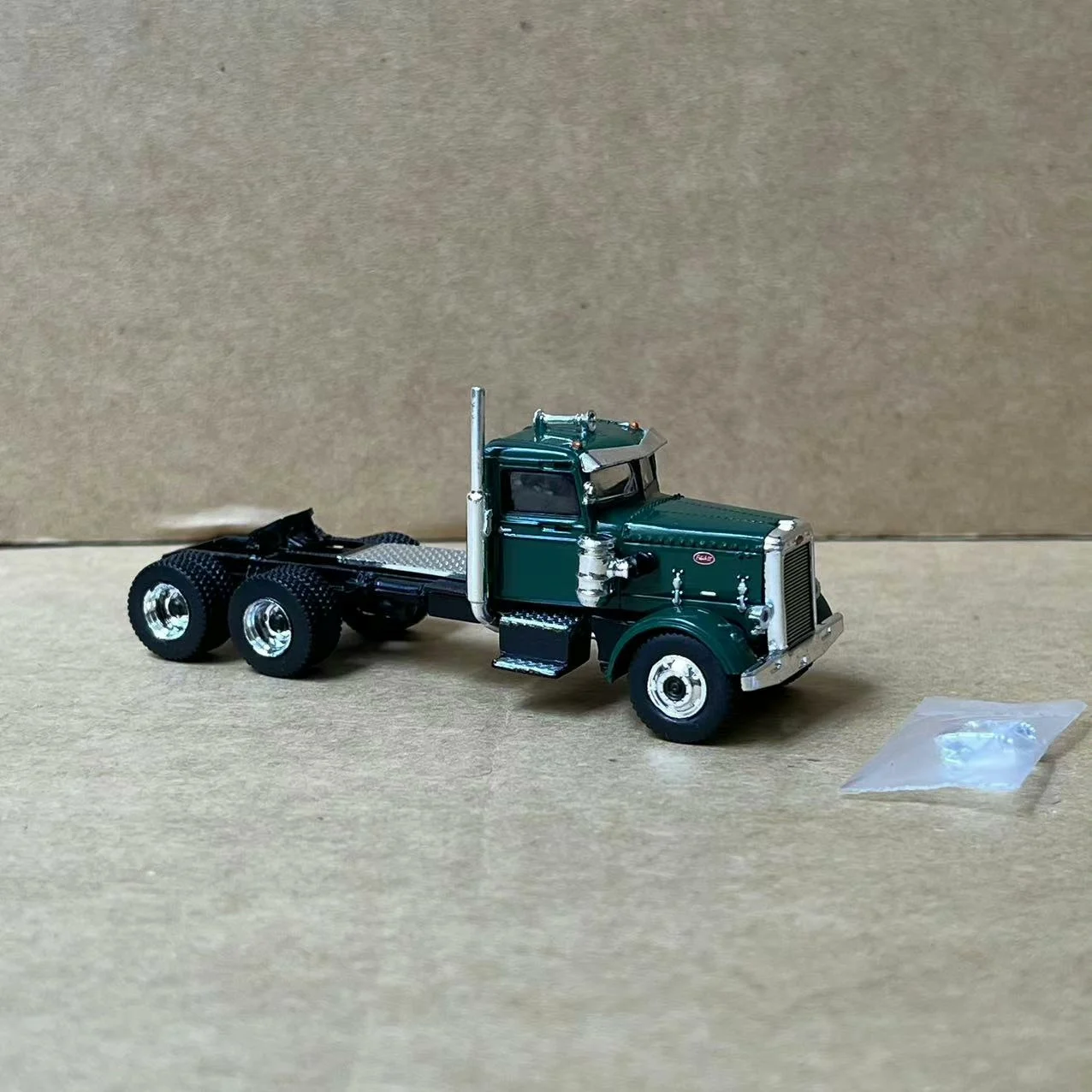 1:87 HO Peterbilt 281 Trailer Head Truck Plastic Car Model Toy Collectible