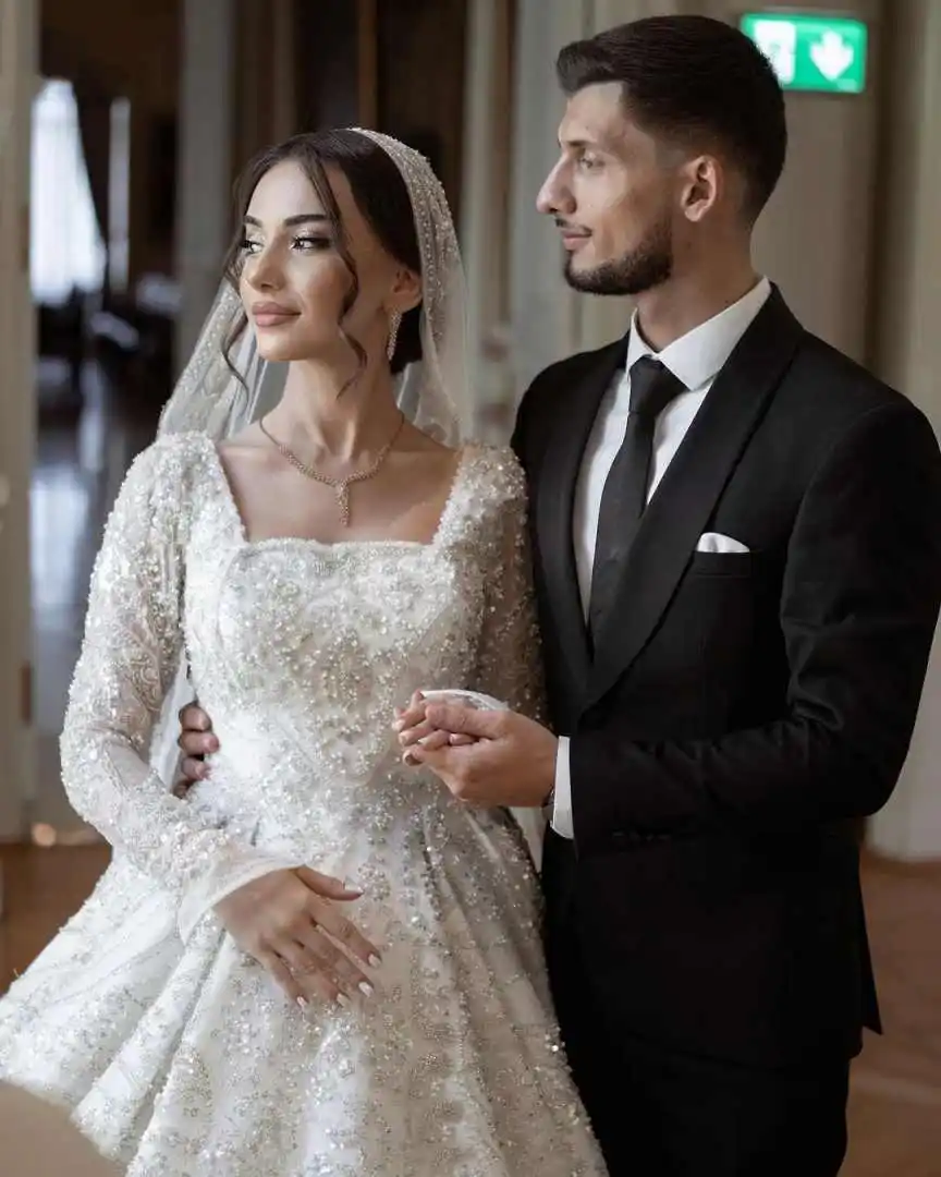 エレガントなボールガウンのウェディングドレス ビーズ装飾 アップリケ レース 長袖 スクエアネック ブライダルドレス カスタマイズ可能な取り外し可能なトレーンドレス