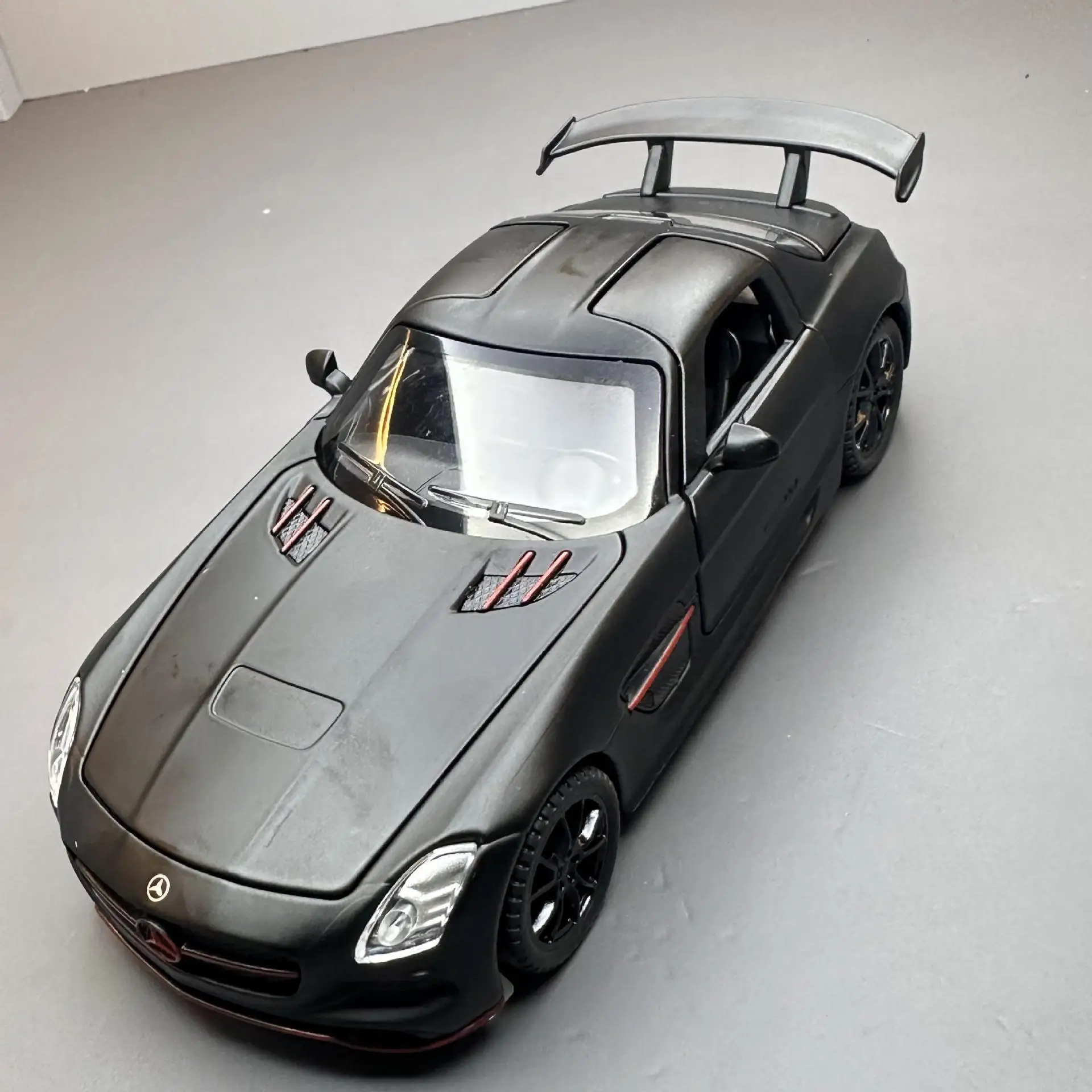 Modelo de Coche de Aleación 1:32, Gran Coche Deportivo AMG con Puertas Tipo Ala de Gaviota, Sonido y Luz, Función de Retroceso, 4 Puertas Abribles, Modelo de Coche de Juguete con Péndulo