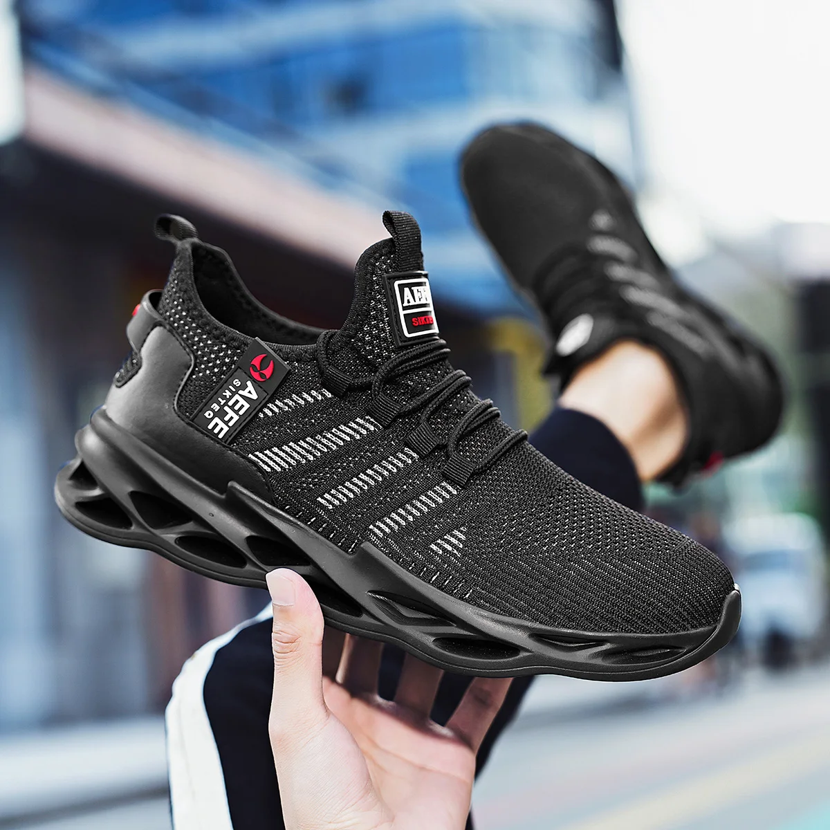 

Мужские повседневные спортивные кроссовки требуют наличия дышащих материалов нейтрального цвета, которые обеспечивают комфорт при ношении и подходят для активного отдыха на улице.