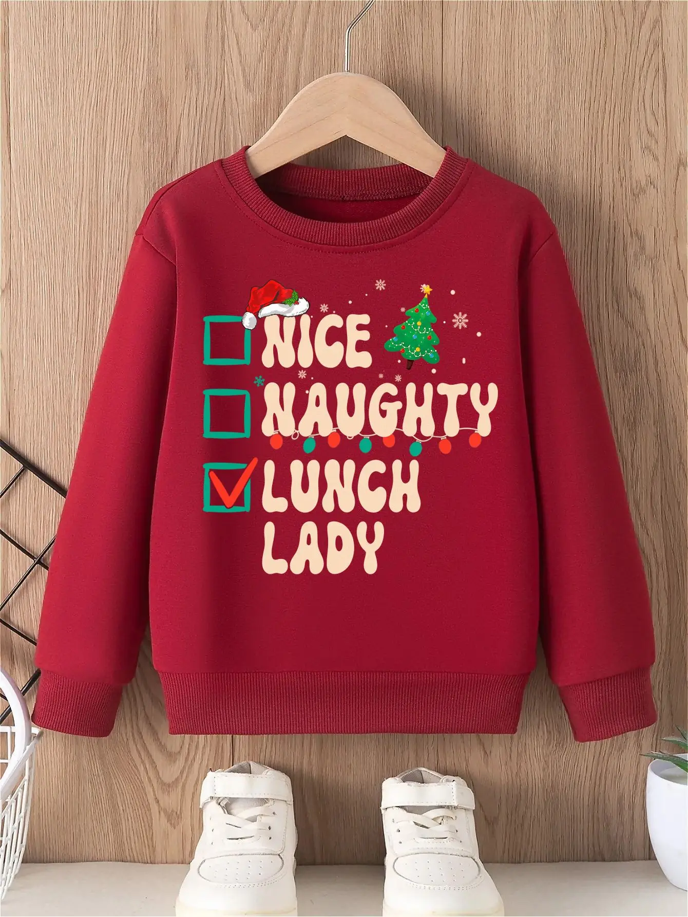 

Рождественская толстовка без капюшона для девочек с клетчатыми коробками. Красная шляпа Санта-Клауса, красные/зеленые рождественские огни, рисунок зеленой елки и снежинок.