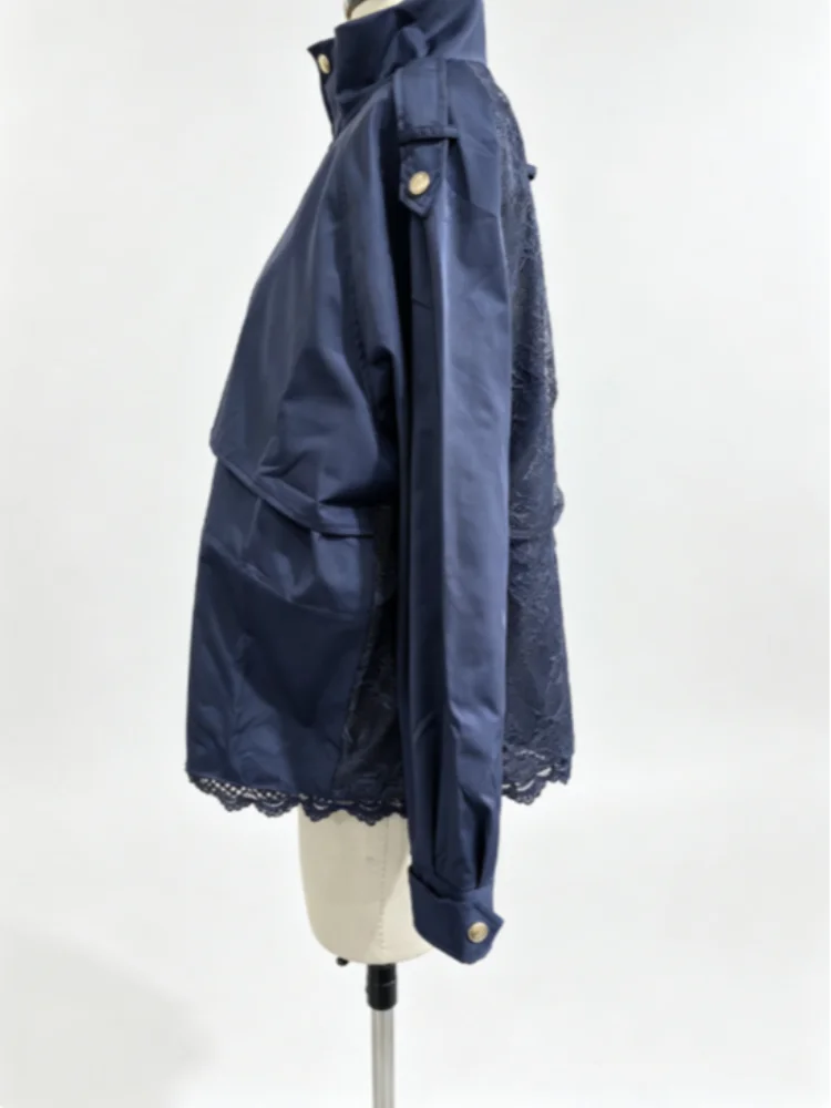 Elegante Jacke mit Spitzenbesatz am Rücken, Stehkragen, Kordelzug in der Taille, gerafften Puffärmeln, Herbst-Outfit für Damen. – Detail 7