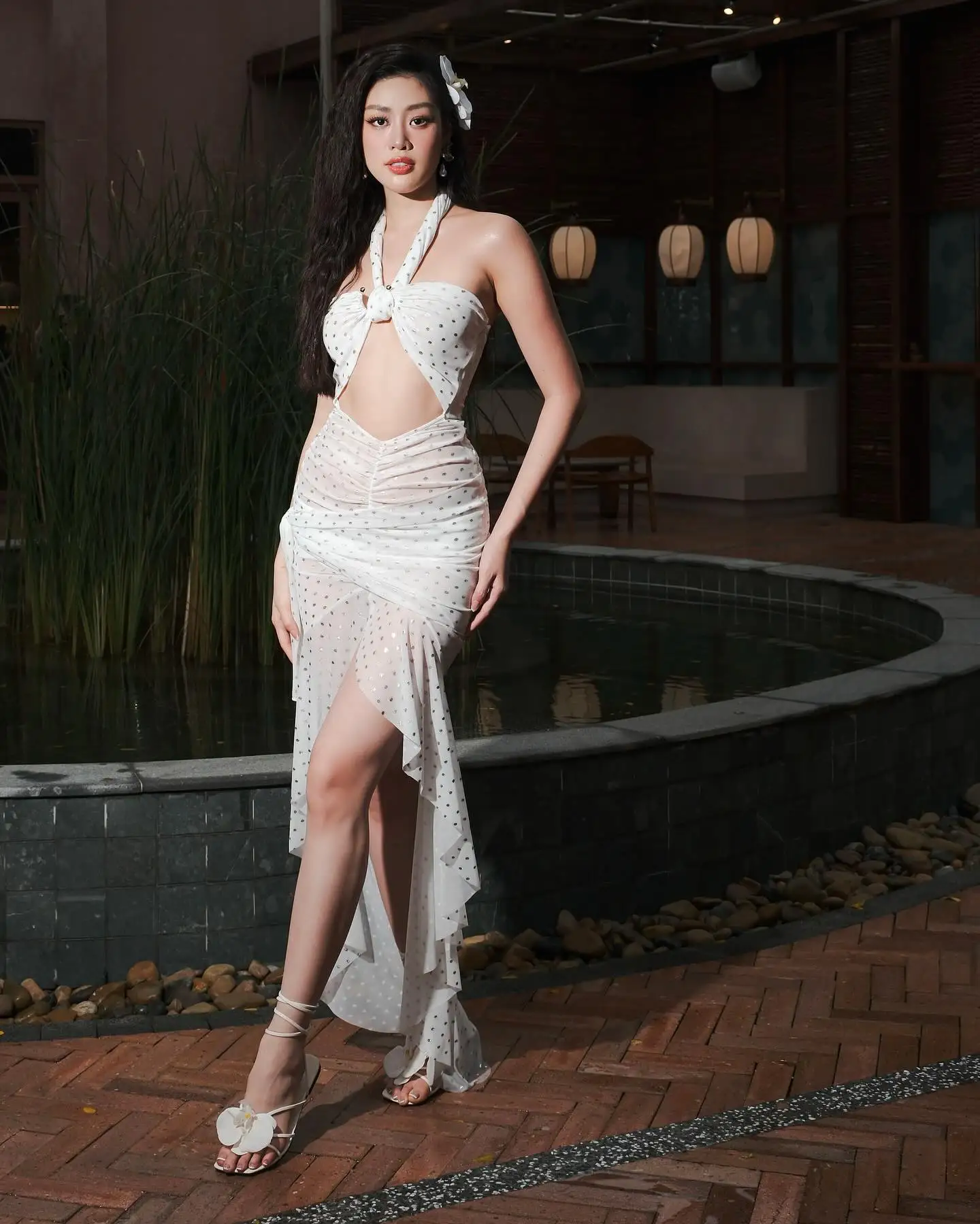 فستان هالتر أبيض مزين بالترتر مع فتحة عالية لحفلات الصيف وحفلات الزفاف على الشاطئ، ملابس منتجع بوهو شيك، فساتين جميلة على الإطلاق