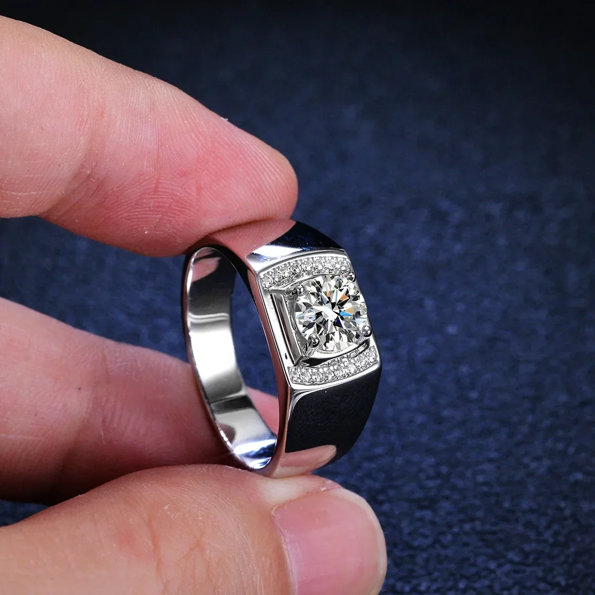 

Viora Jewelry High - End PT950 Platinum Men's Ring with Moissanite Diamonds, Finished with Sophisticated Atmosphere