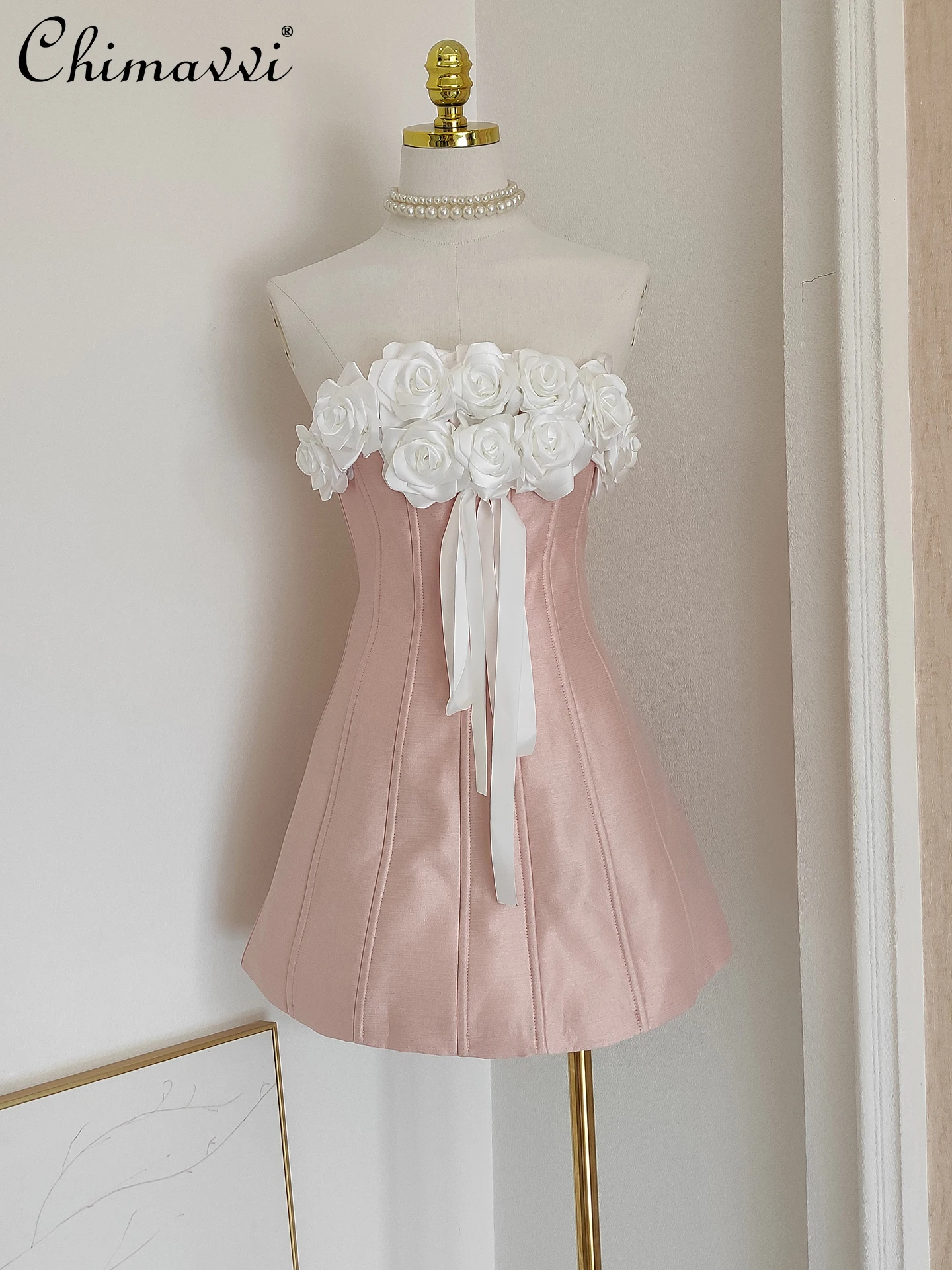 Französisches elegantes süßes Prominenten-Geburtstagspartykleid mit 3D-Blume, trägerlos, hohe Taille, Fischgrätenmuster, schlankes rosa kurzes Abendkleid für Damen