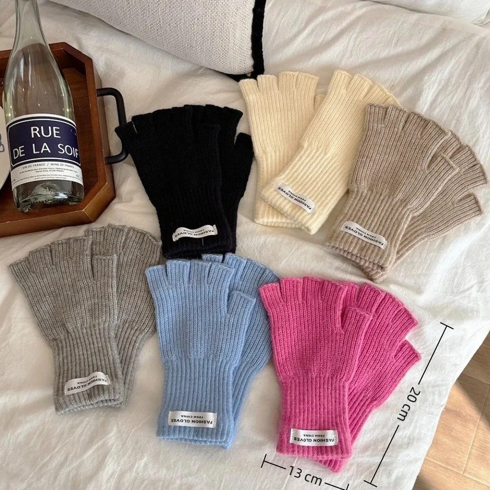 قفازات محبوكة سميكة على الموضة تحافظ على الدفء شاشة اللمس قفازات مقاومة للبرودة بلون سادة نصف اصبع قفازات النساء