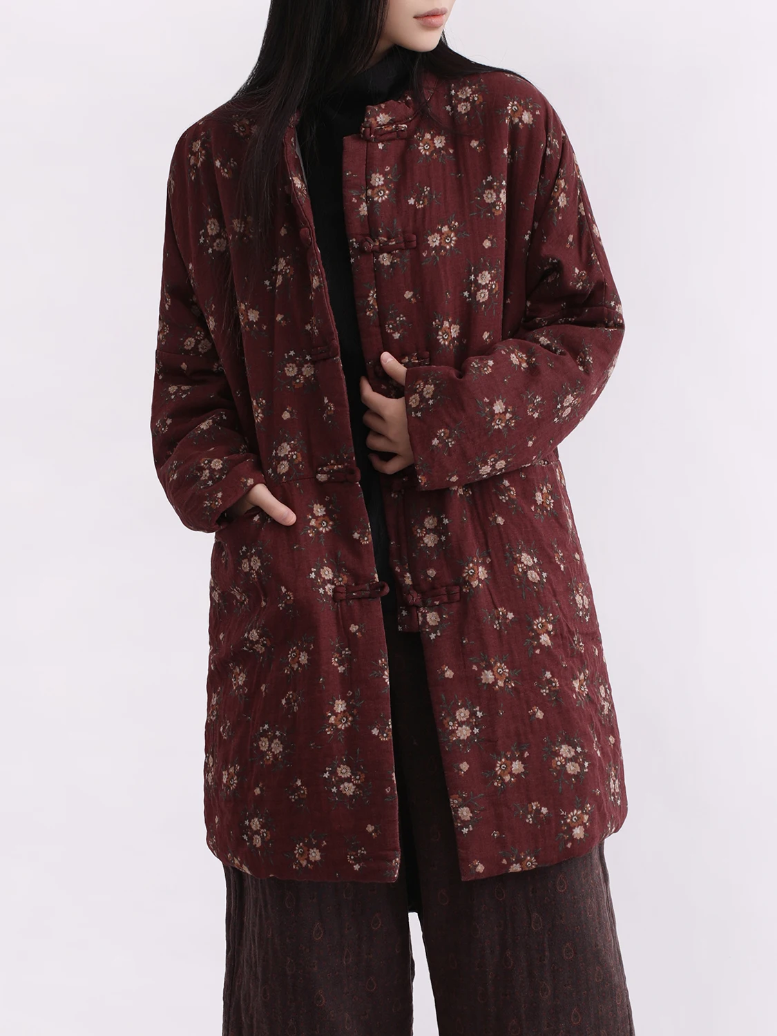 

Новое китайское женское пальто свободного кроя из хлопка с цветочным принтом, воротником-стойкой и пуговицами, с принтованным хлопковым узором.