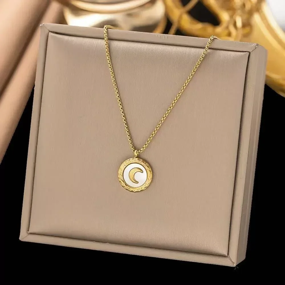 

Elegant and lightweight luxury titanium-plated steel necklace for women, versatile and fashionable collarbone chain
