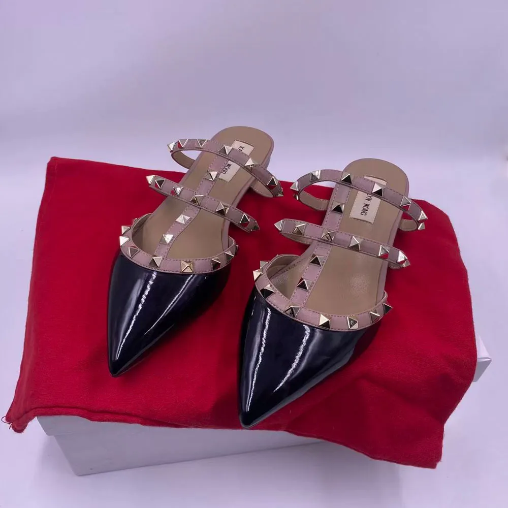 

Женские шлепанцы с острым носком на плоской подошве и заклепками, декоративные тапочки V30