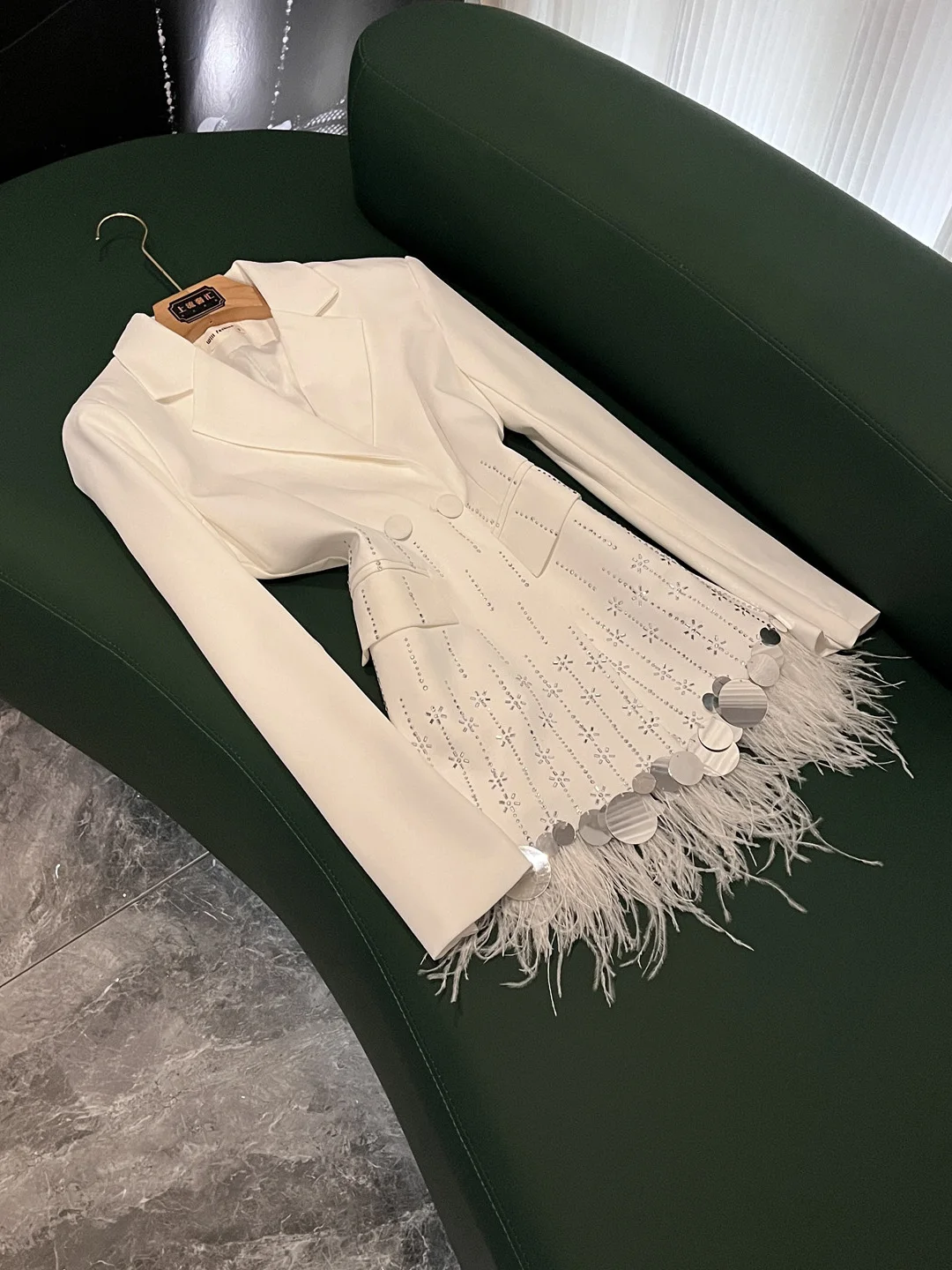 

Ele страусиное перо ell Лоскутный маленький костюм, новое зимнее женское персонализированное пальто, нейтральное длинное свековое пальто с двойной пуговицей